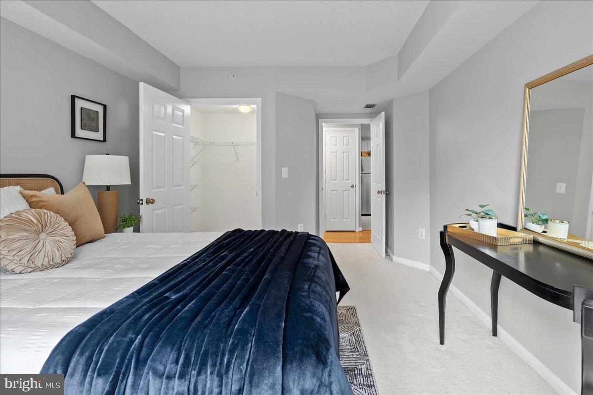 LEXINGTON SQUARE - Residential
