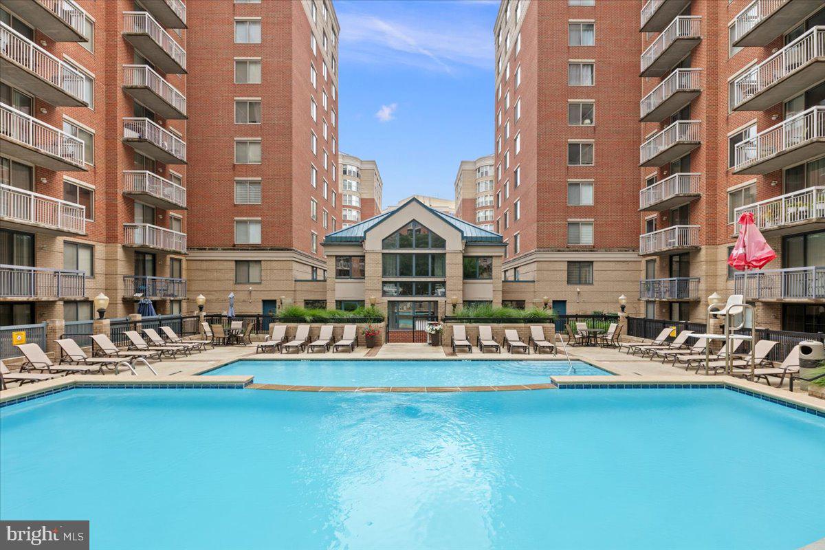 LEXINGTON SQUARE - Residential