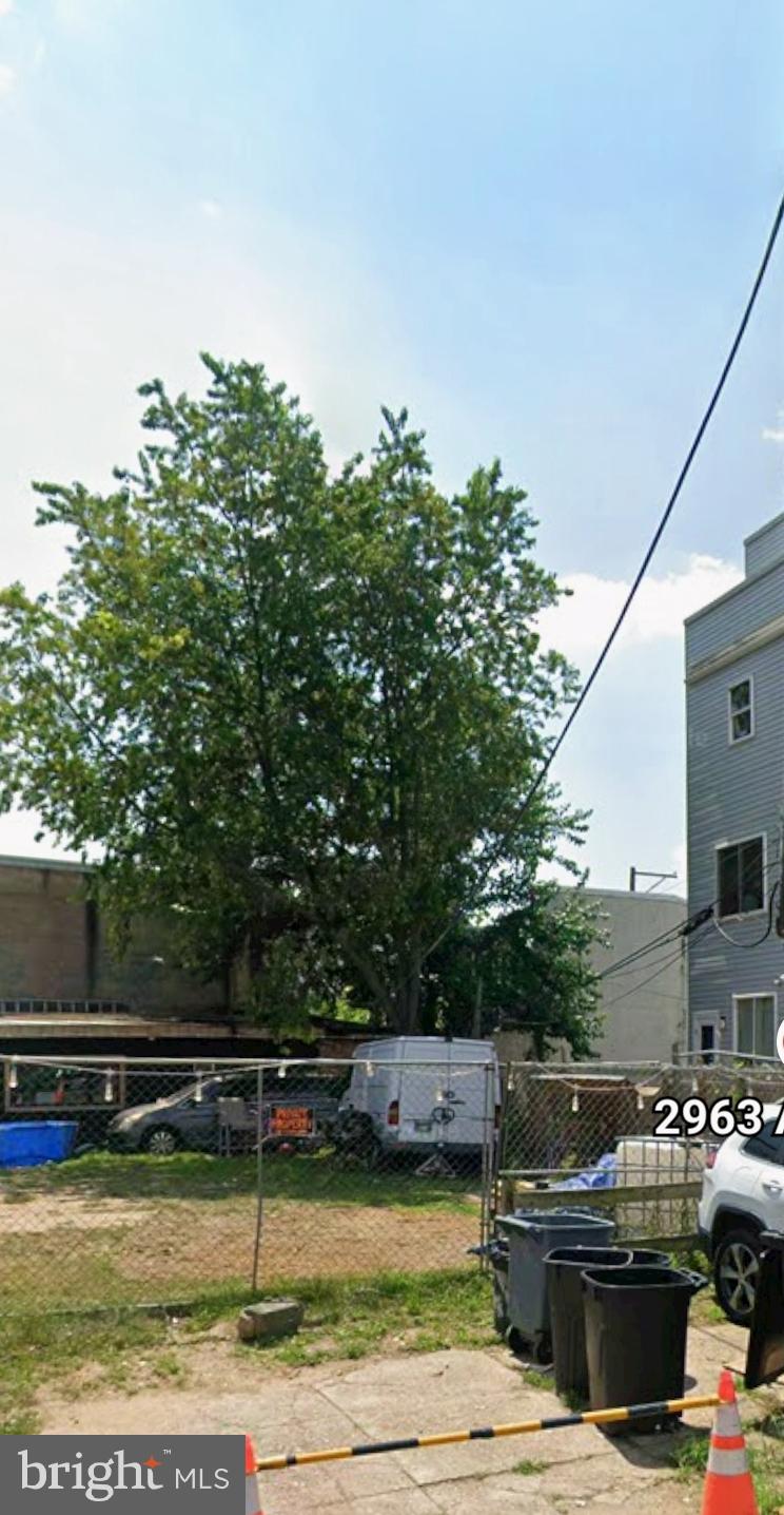 17ftx58ft , 1000+ sq ft lot located in a quickly developing area of port Richmond. This lot is next to a an alleyway and is technically an end of row lot which may give you the potential to build with windows on the side of a new construction build. Consult with your architect and or zoning professional for what you can do.  This lot is wider than most vacant lots in the area giving it nice characteristics for a potential new construction project. Drive by today to see all of the new development in the immediate area.