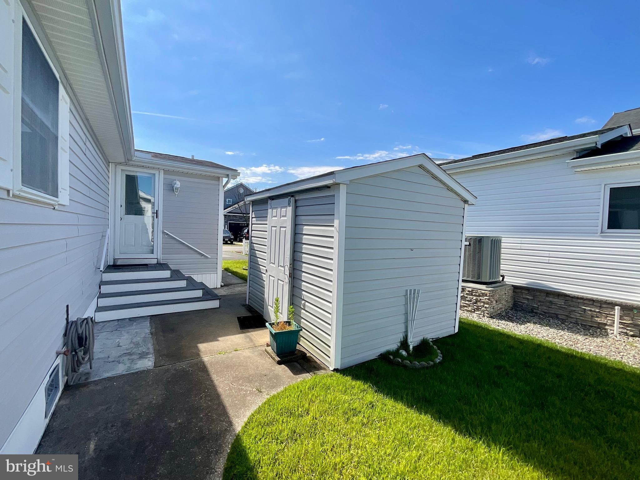 SWANN KEYS - Residential