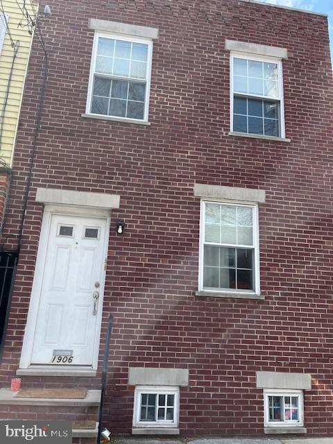 Large studio apartment  with hardwood throughout Garbage Disposal, tiled kitchen & bathroom. East Passyunk Vicinity in South Philadelphia.
