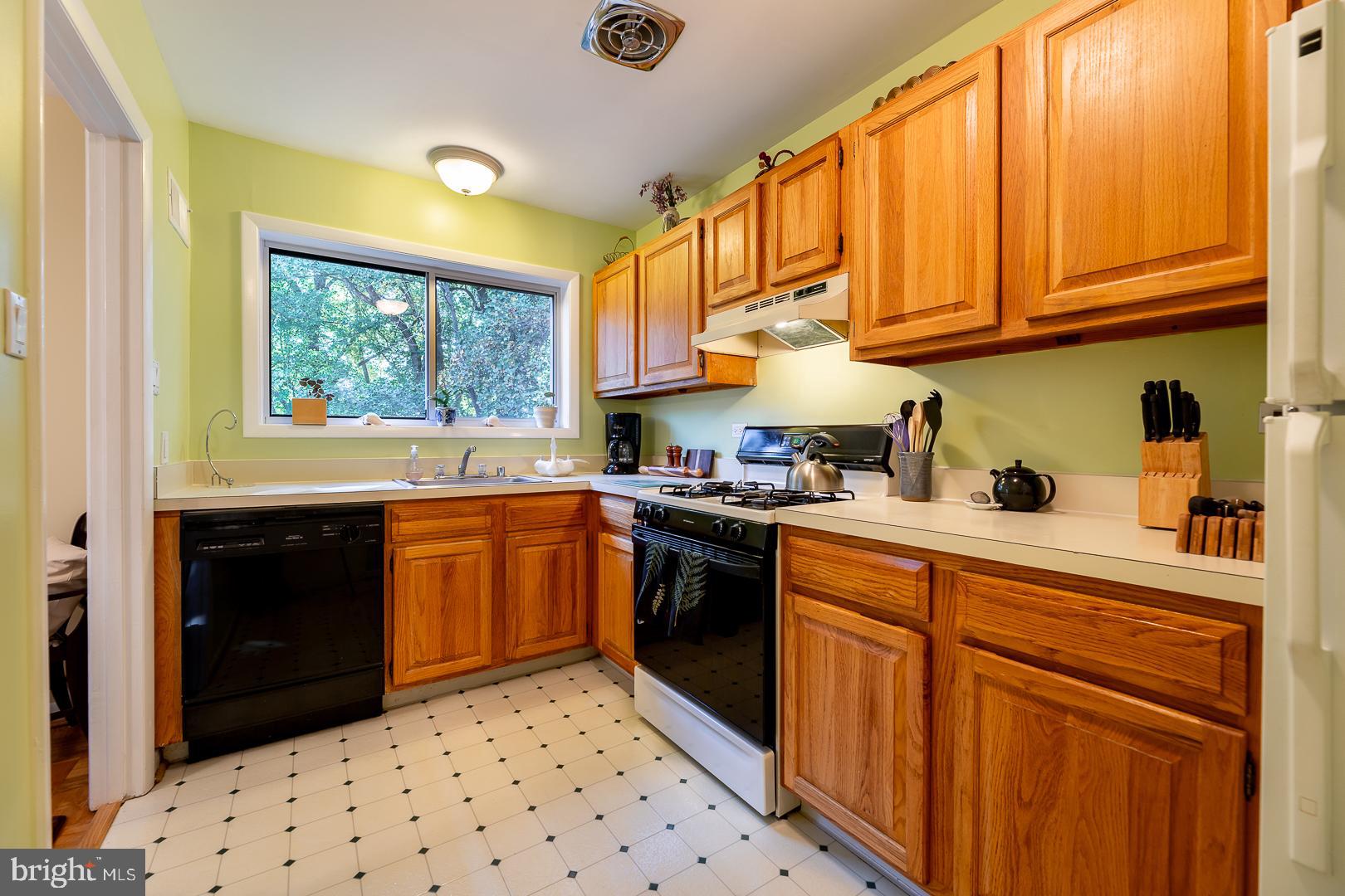 PARKSIDE CONDOMINIUMS - Residential Lease