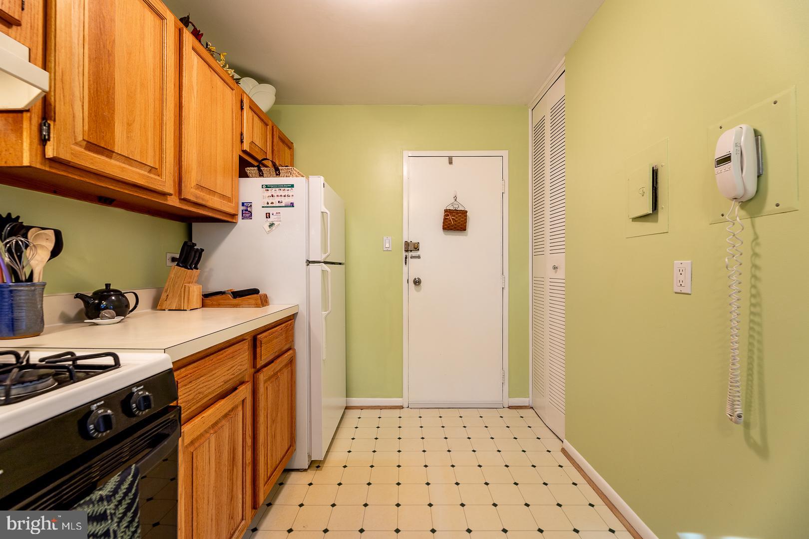 PARKSIDE CONDOMINIUMS - Residential Lease
