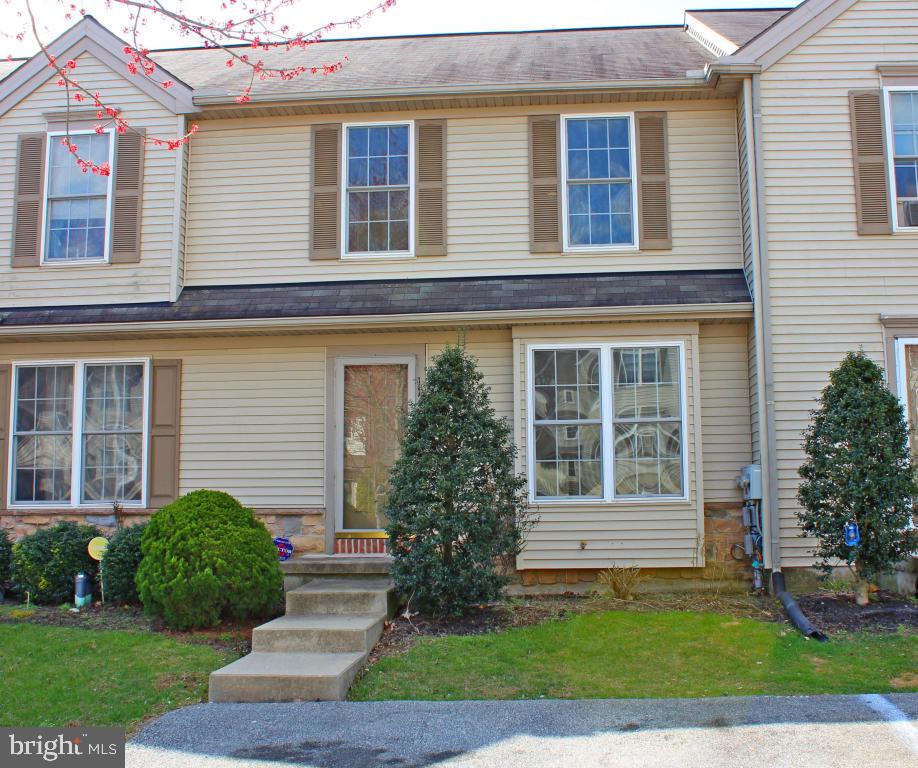 Recently remodeled townhome with finished walk-out basement, off street parking, eat-in kitchen, laundry on first floor, 1/2 bath in basement.  Very good condition.