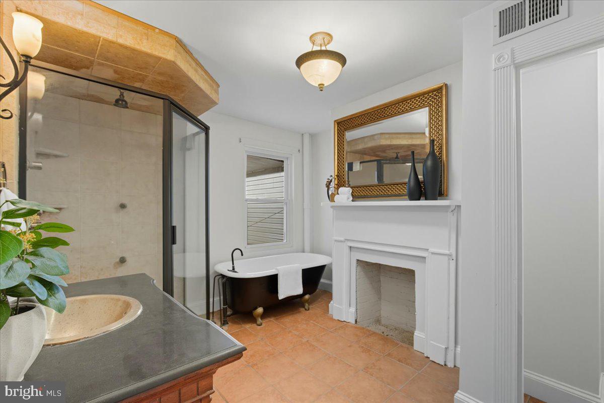 HOLLINS MARKET - Residential