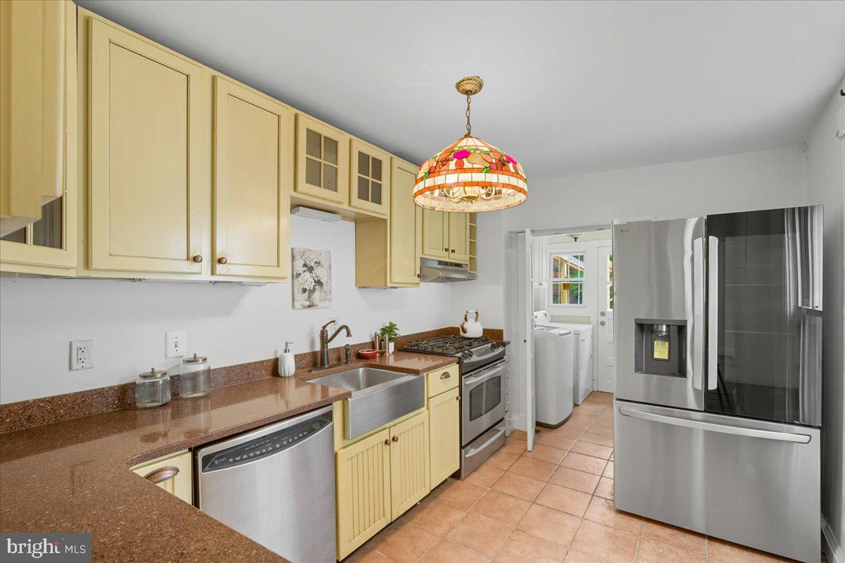 HOLLINS MARKET - Residential