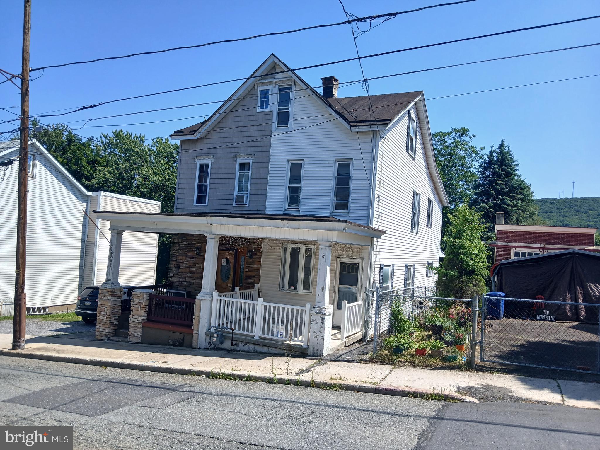 4  Bedroom, 1 Bathroom Home in Pottsville. Add to your investment portfolio. Close to down town Pottsville, Yeungling Brewery & Alvernia CollegeTowne Campus. Low taxes. Sold as-is. Cash Sales only. Call for more info!