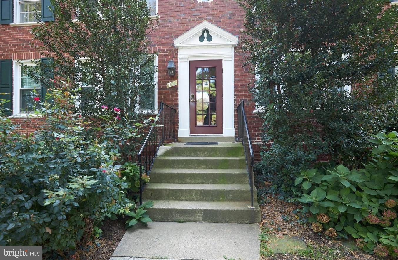 This cute fully furnished condo in the Historic Colonial Village was renovated in 2020 and is an easy commute to DC. Enjoy lots of natural light and lots of closet space with 4 closets in the unit.  Fresh paint and new carpet.  The updated kitchen has beautiful quartz countertops.  The community is a garden style complex with tons of green space, courtyards, and walking/biking paths abound. Surrounded by restaurants, coffee shops, grocery stores, and situated between Rosslyn and Court House Metro Stations. Easy access to all the major commuter routes -- I-66, 29, 50, GW pkwy, I-495 & I-395.  This is the place to be!
