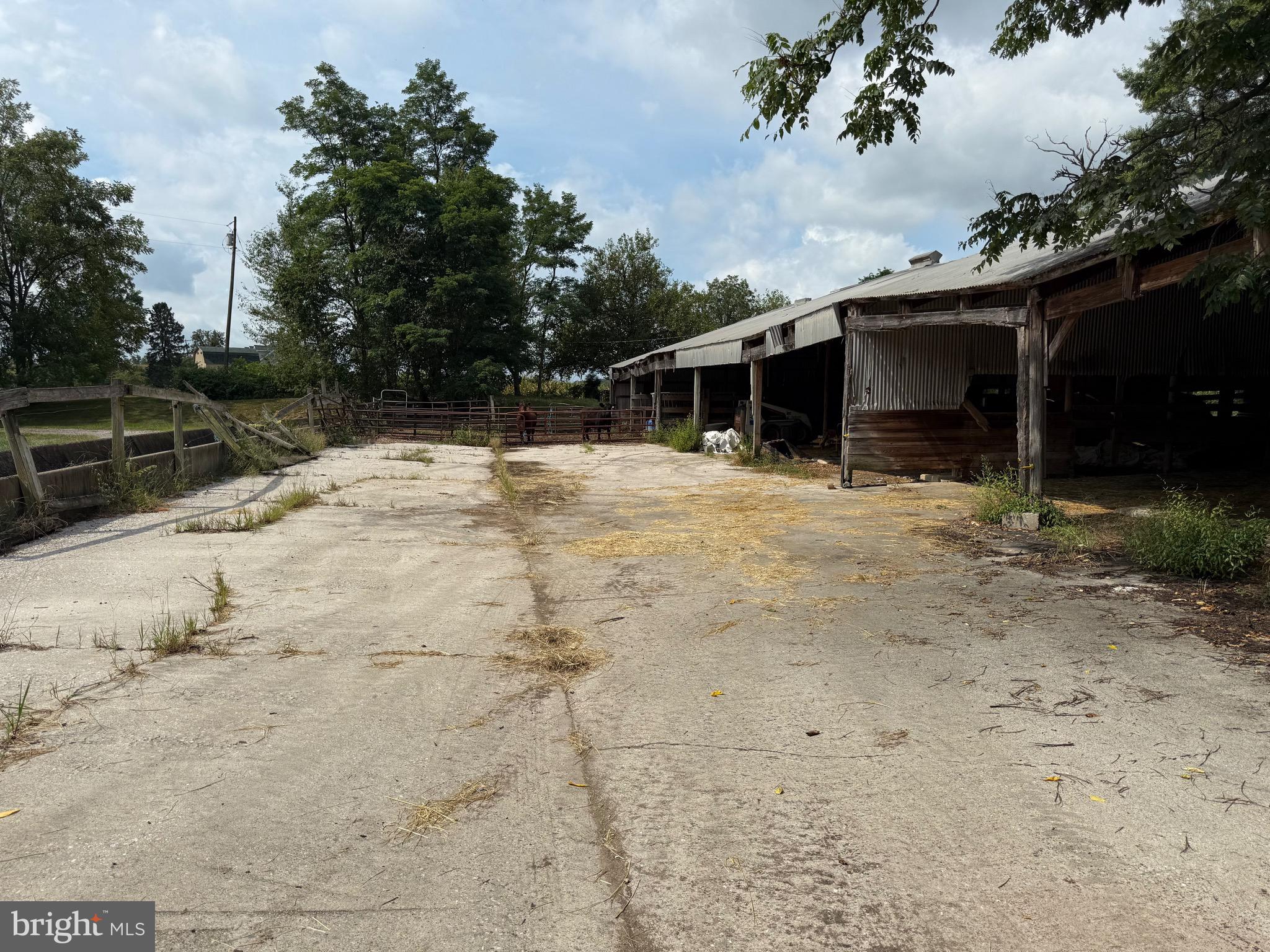 UNIONTOWN - Land