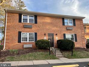 *** FANTASTIC 1BR/1BA GROUND LEVEL UNIT W/FENCED REAR YARD*** ONE FLOOR LIVING AT ITS BEST; FRESHLY PAINTED W/UPDATED KITCHEN AND BATH; KITCHEN FEATURES GRANITE COUNTERTOPS W/STAINLESS STEEL APPLIANCES; BEDROOM W/UPGRADED CARPET AND CUSTOM CLOSET; CERAMIC TILE FLOORING IN FOYER, HALLWAY, KITCHEN AND LIVING ROOM/DINING AREA. CONVENIENT STERLING PARK LOCATION PROVIDES EASY ACCESS TO SHOPPING, SCHOOLS, DINING, MAJOR COMMUTER ROUTES, AND PUBLIC TRANSPORTATION. PLEASE USE RENT SPREE LINK TO SUBMIT APPLICATION. NO SMOKERS AND NO PETS. RENTERS INSURANCE IS REQUIRED. PLEASE MAKE APPOINTMENT ONLINE AND USE PARKING SPACE 133 WHEN SHOWING UNIT.