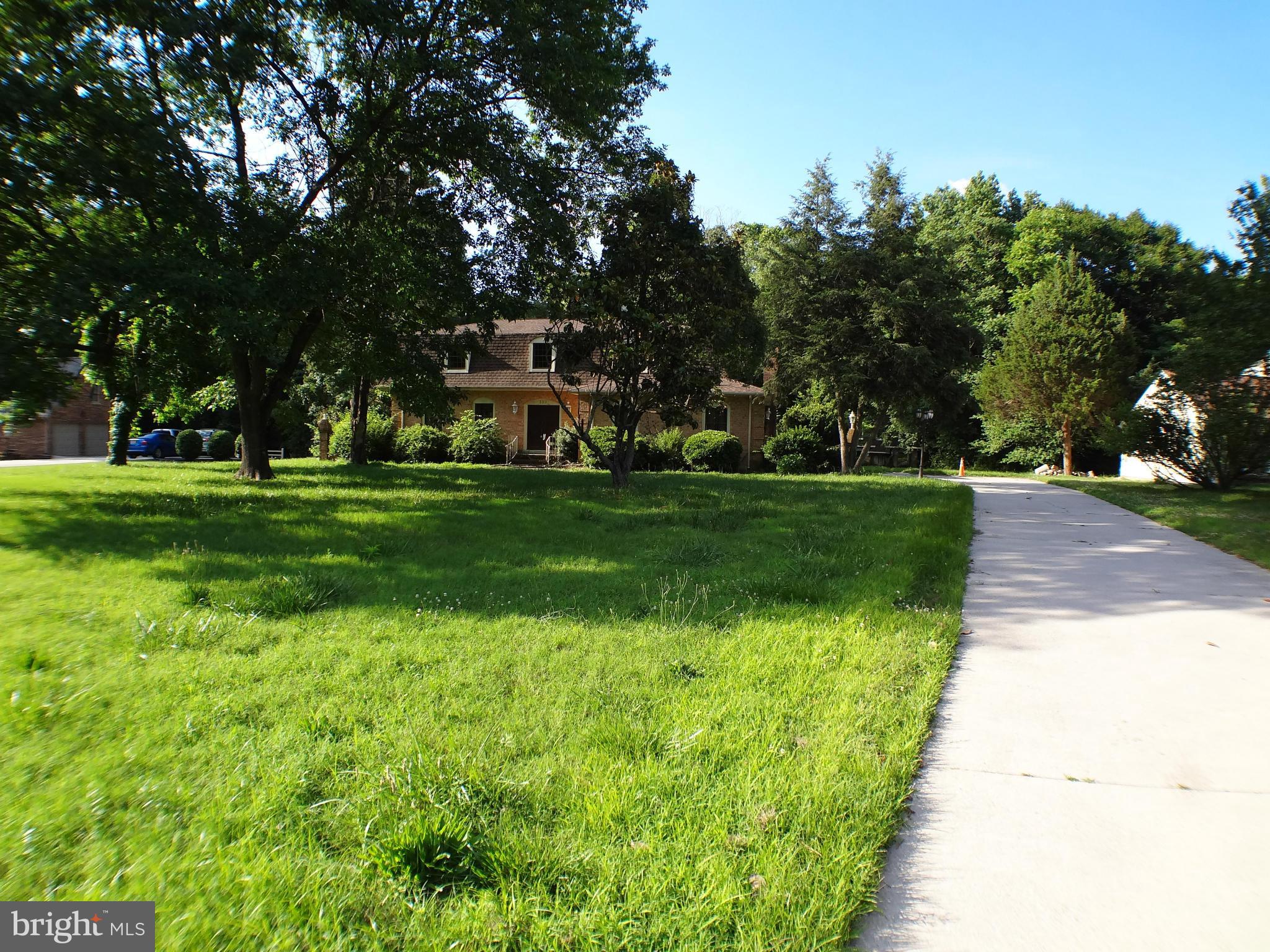 So much potential in one place! This 3,158sf 4 bedroom, 2 bathroom home rests on a spacious 0.88 acre lot in Sherwood Hills. Features include enclosed sunroom, multiple living areas, open kitchen with breakfast bar, large bedrooms, balcony off the master bedroom, attached garage, and more! Don't forget to take a look at the detached living space, great for use as studio or office space!