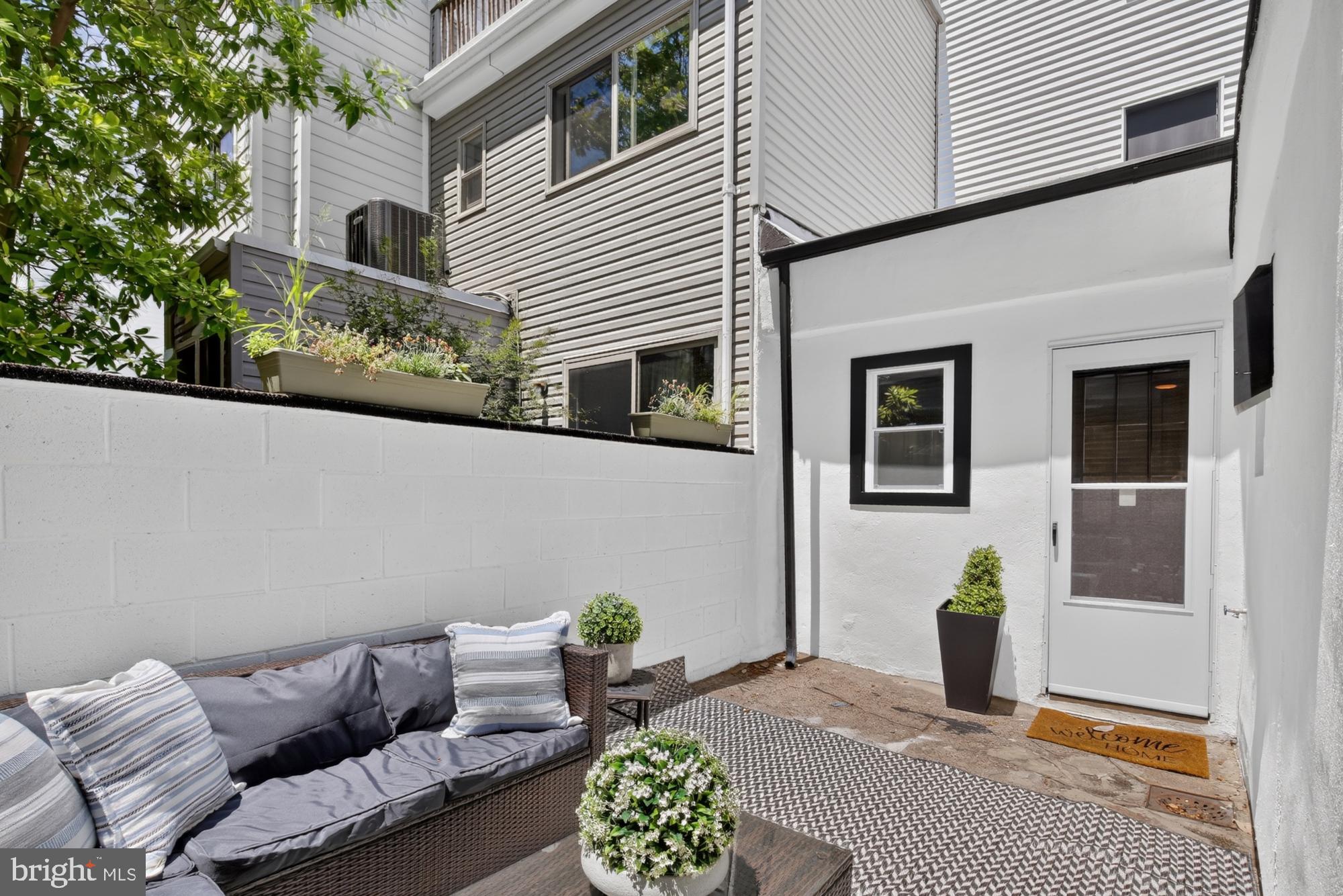 QUEEN VILLAGE - Residential