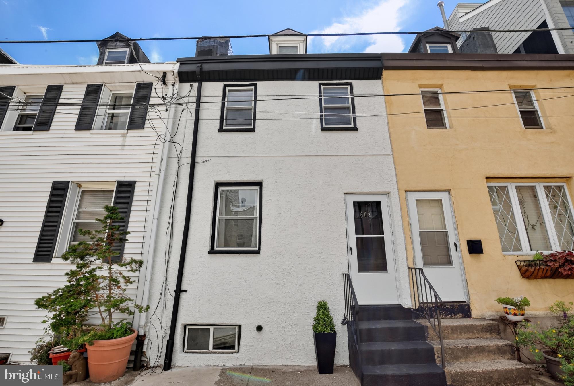 QUEEN VILLAGE - Residential
