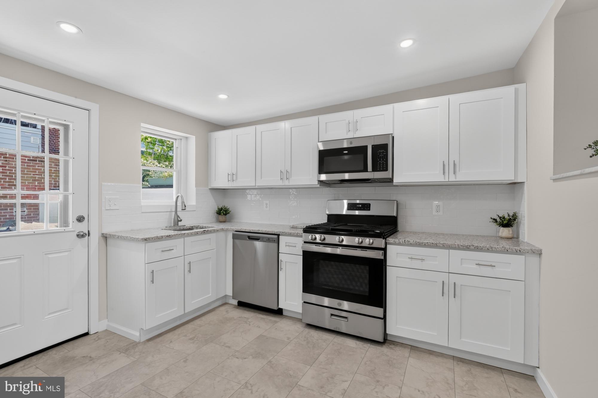 QUEEN VILLAGE - Residential