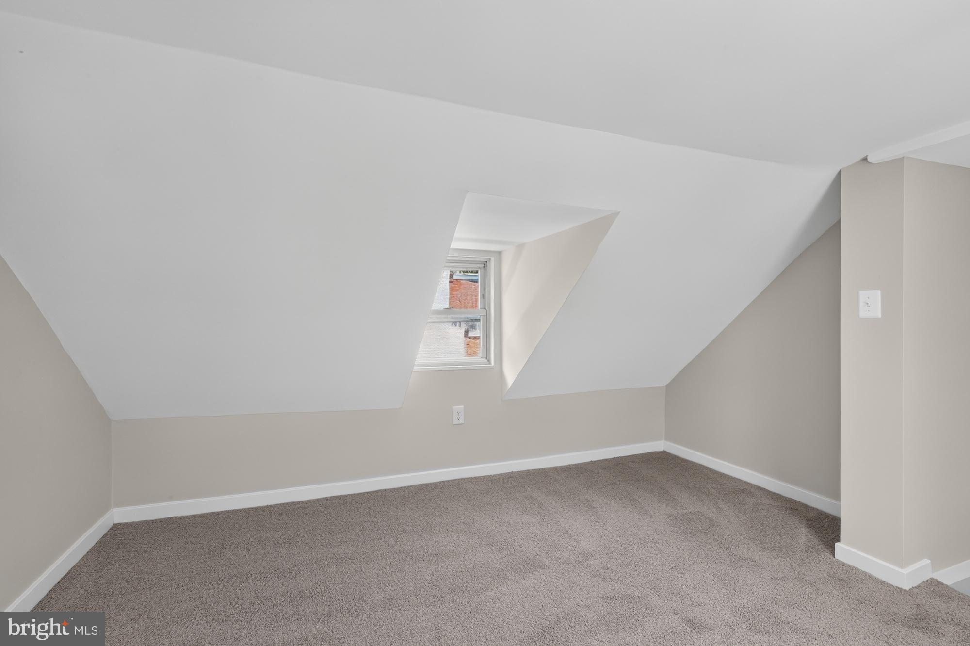 QUEEN VILLAGE - Residential