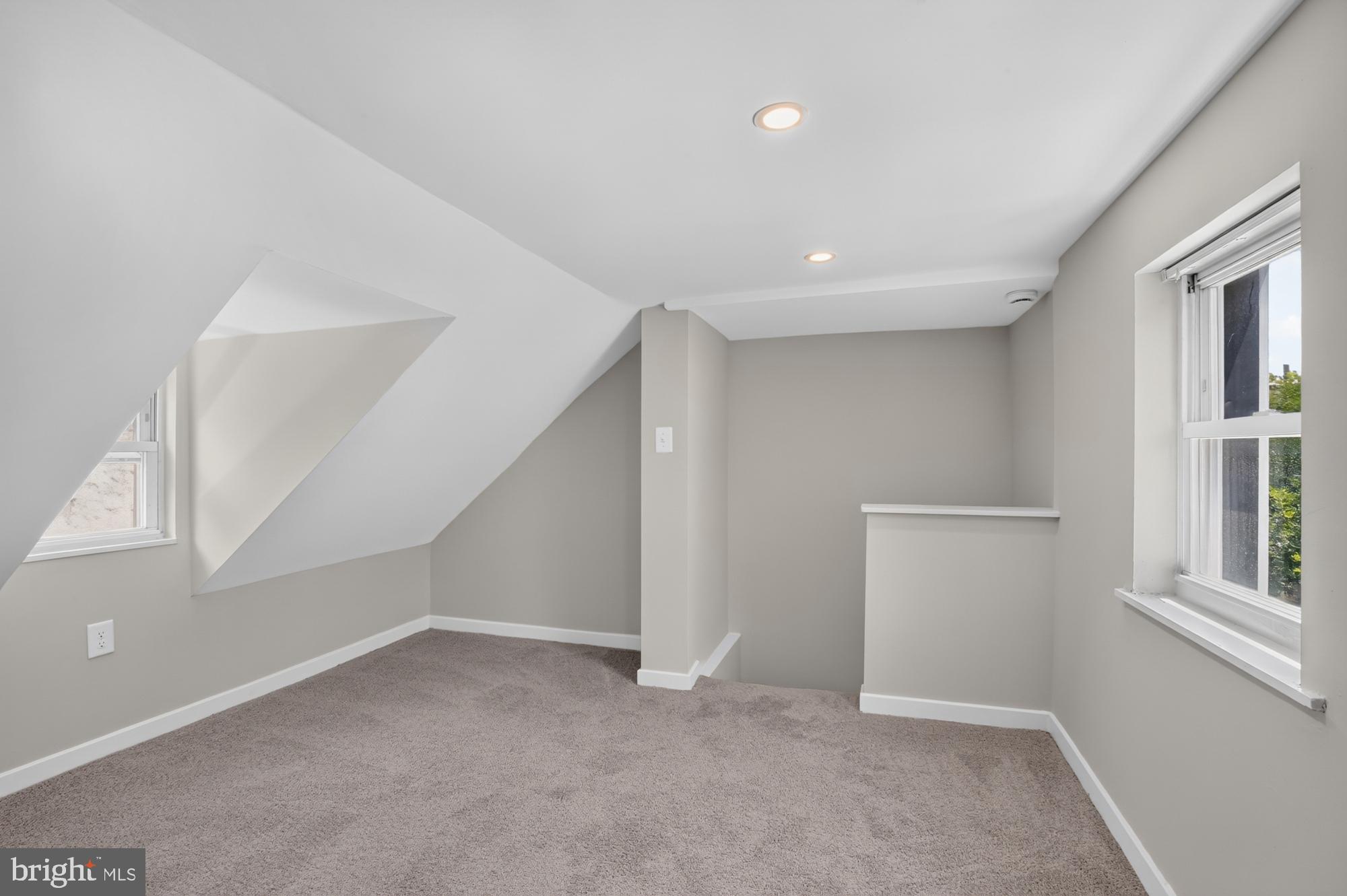 QUEEN VILLAGE - Residential
