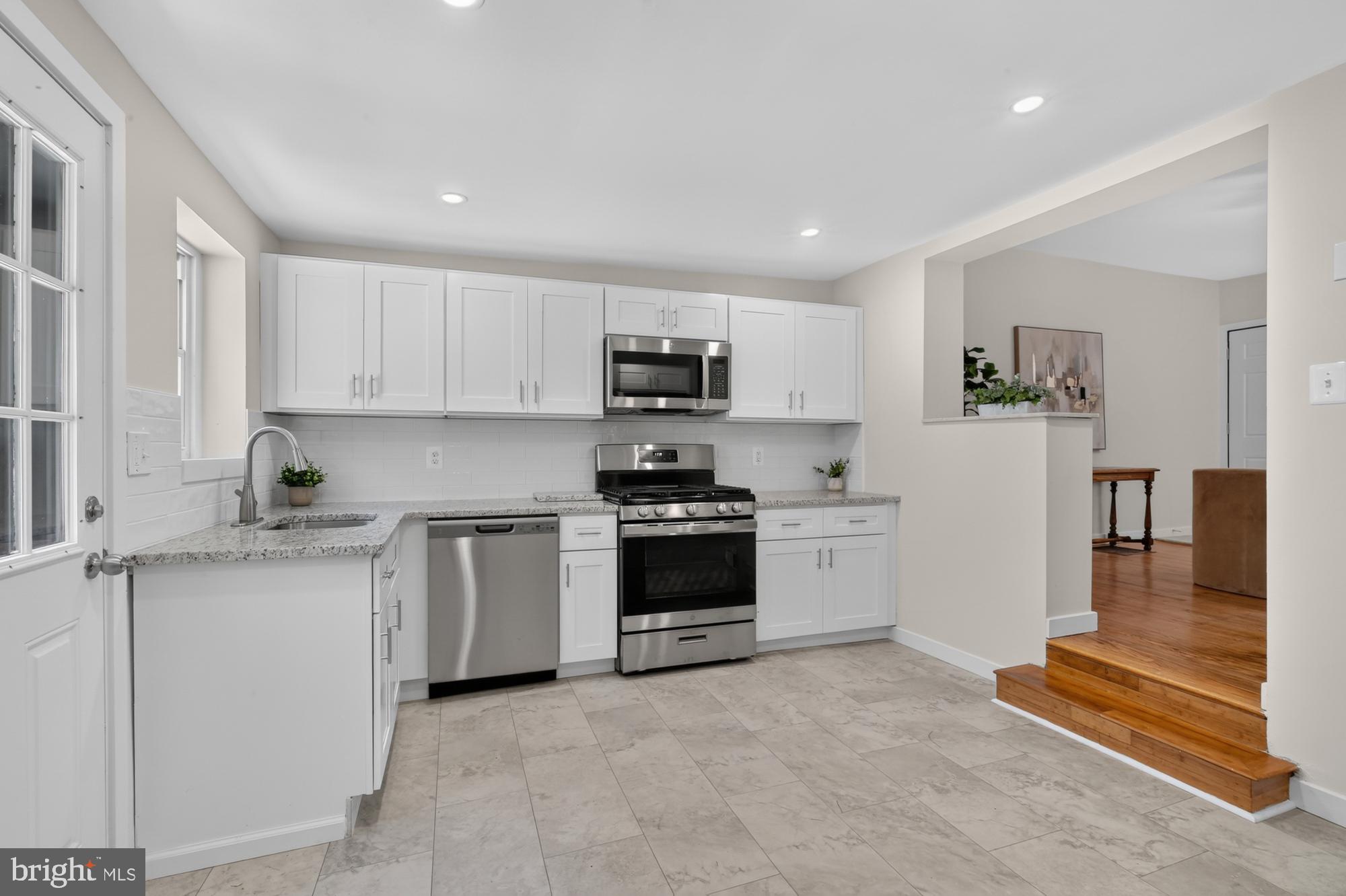 QUEEN VILLAGE - Residential