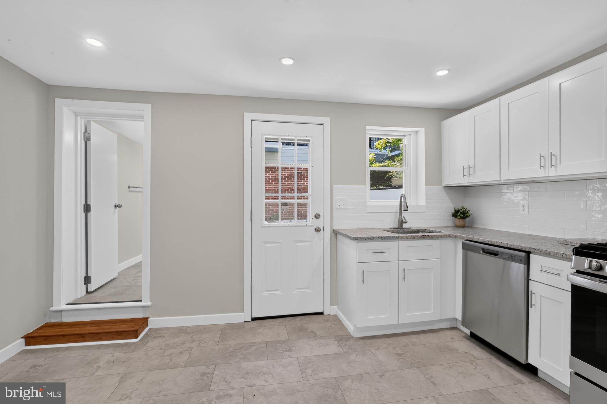 QUEEN VILLAGE - Residential