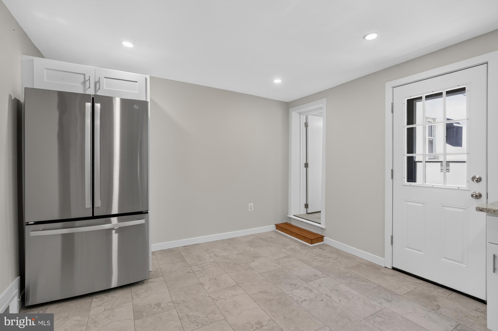 QUEEN VILLAGE - Residential