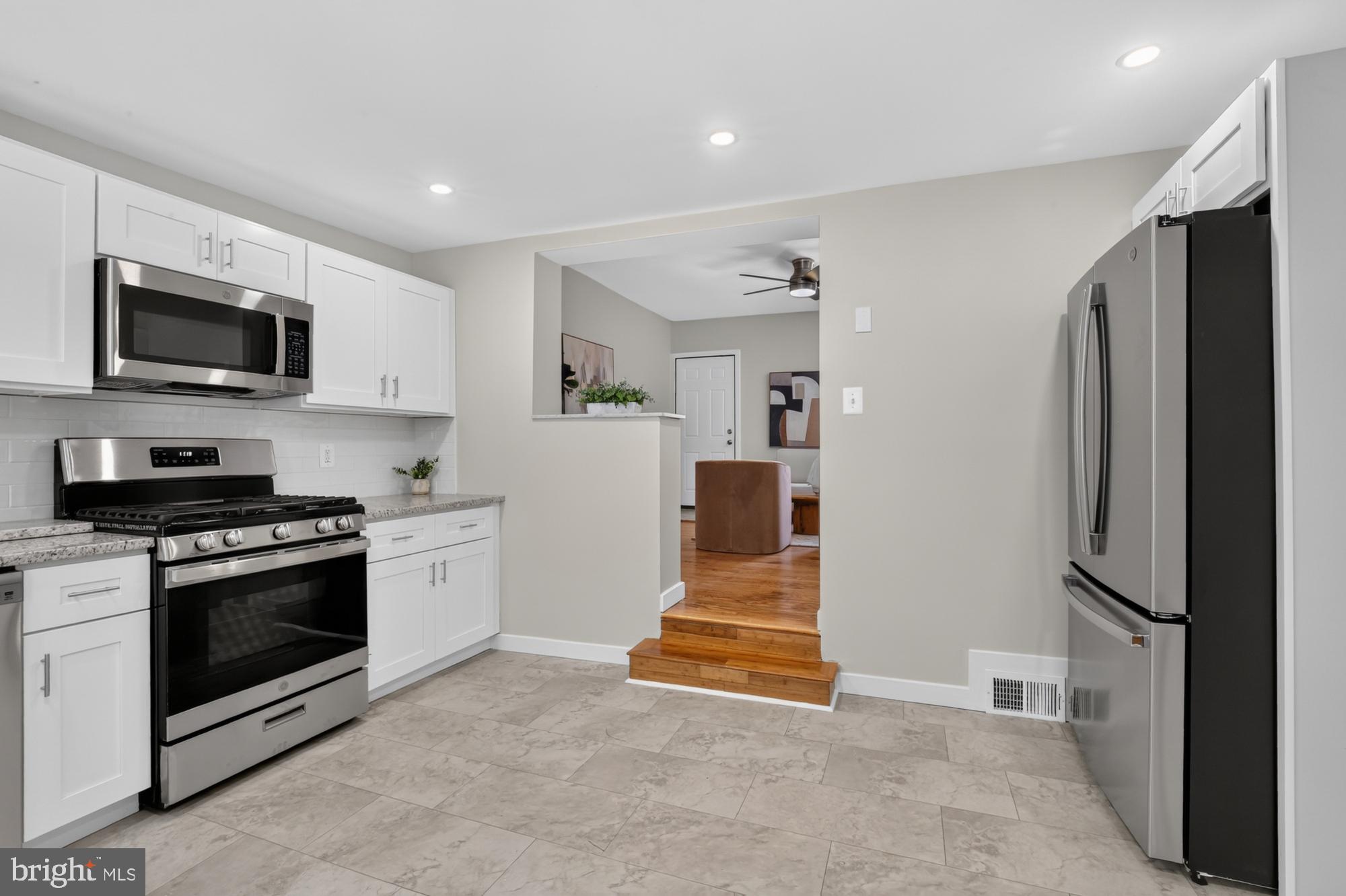 QUEEN VILLAGE - Residential