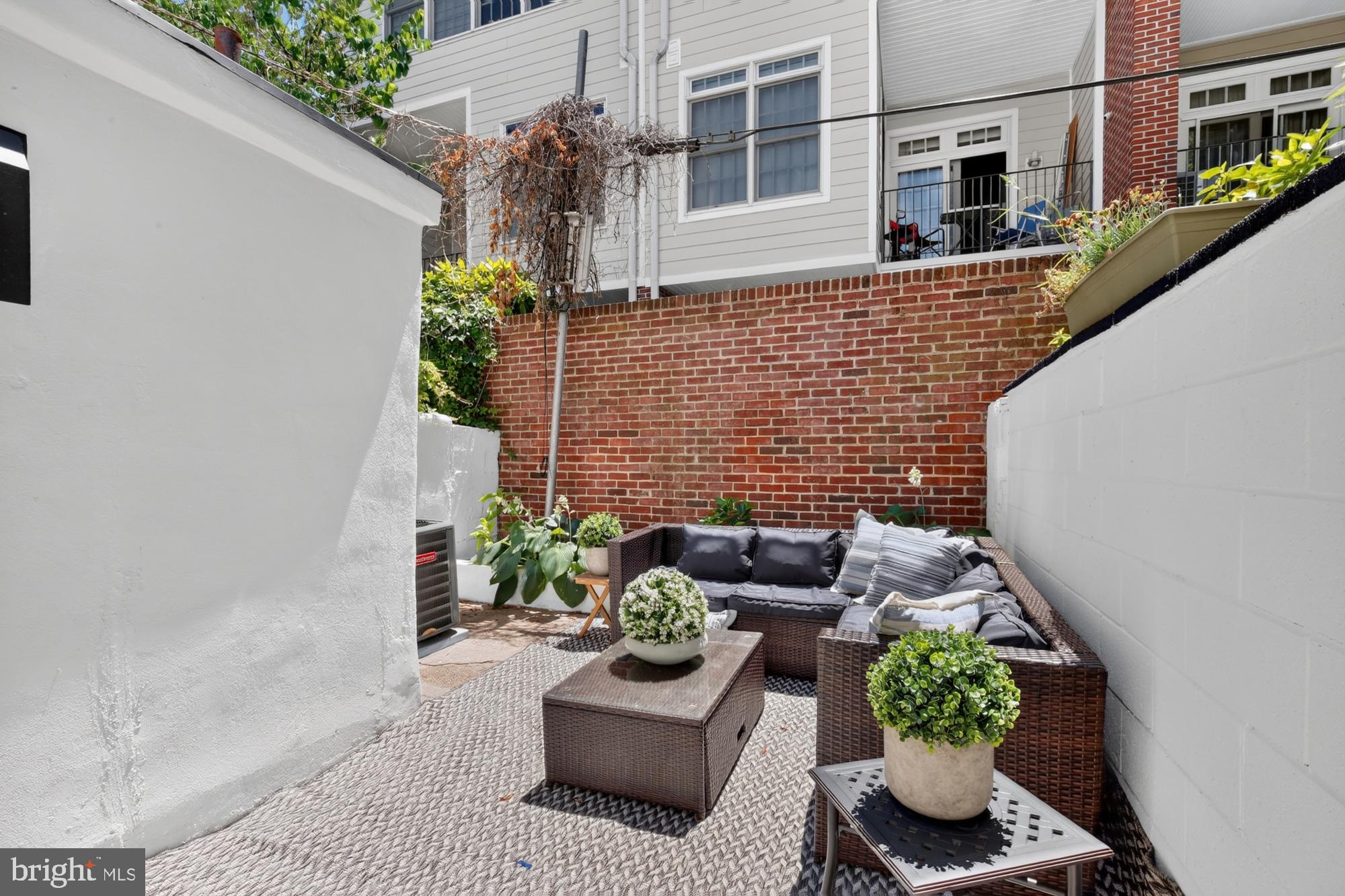 QUEEN VILLAGE - Residential