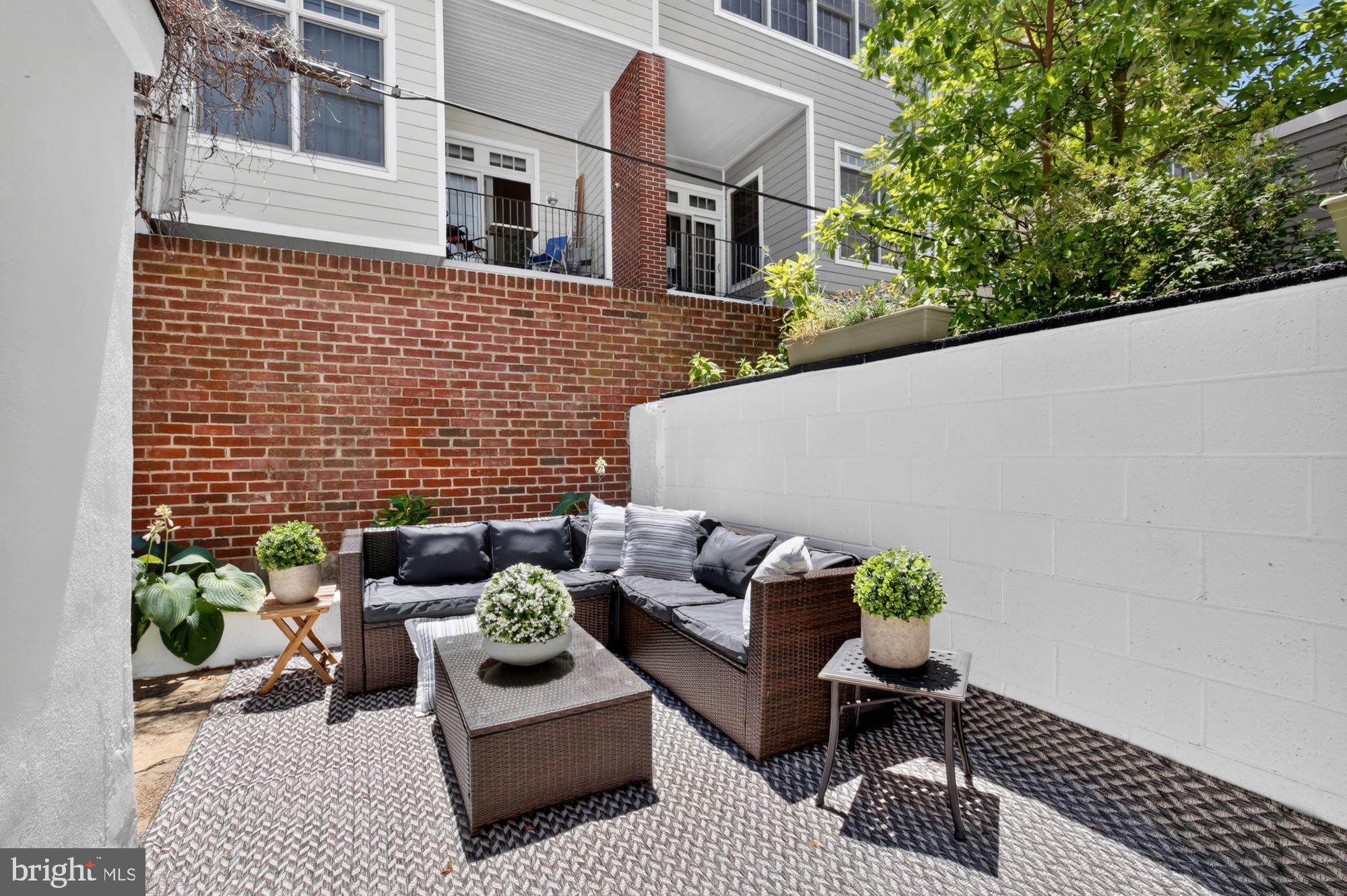 QUEEN VILLAGE - Residential