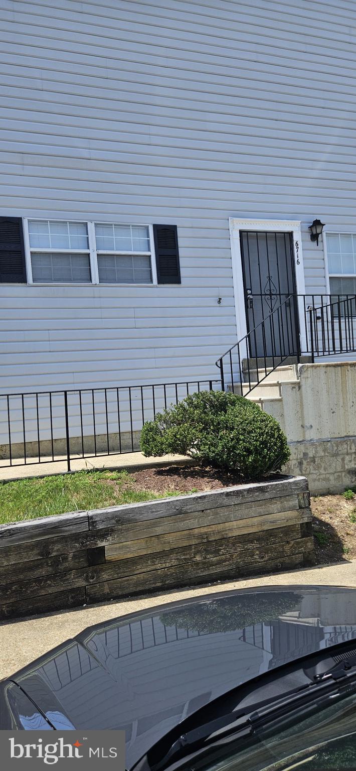 NEWLY RENOVATED 3 BEDROOMS, 1 BATH CONDOMINIUM. WASHER AND DRYER IN UNIT. HARDWOOD FLOORS.