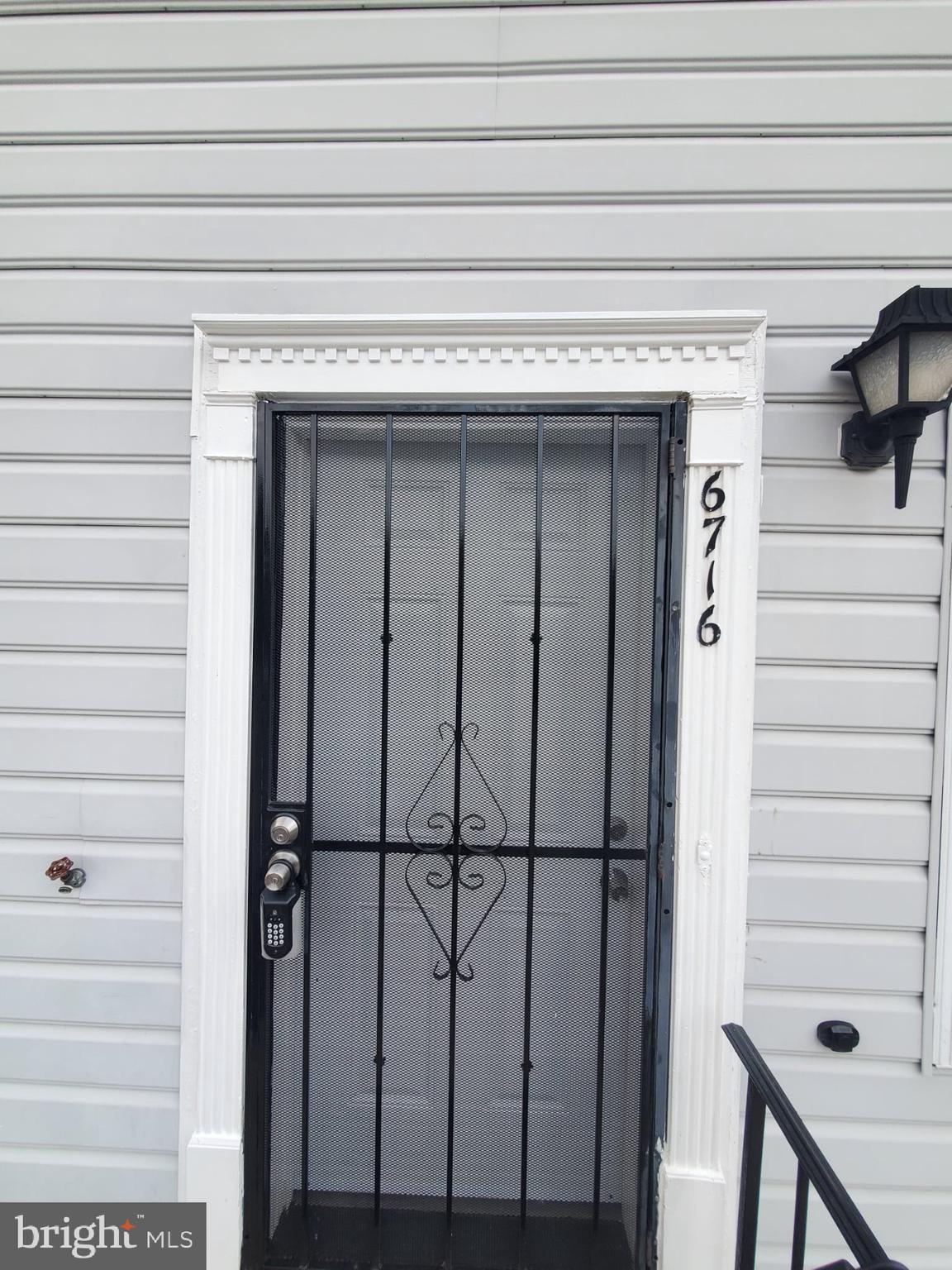 NEWLY RENOVATED 3 BEDROOMS, 1 BATH CONDOMINIUM. WASHER AND DRYER IN UNIT. HARDWOOD FLOORS.