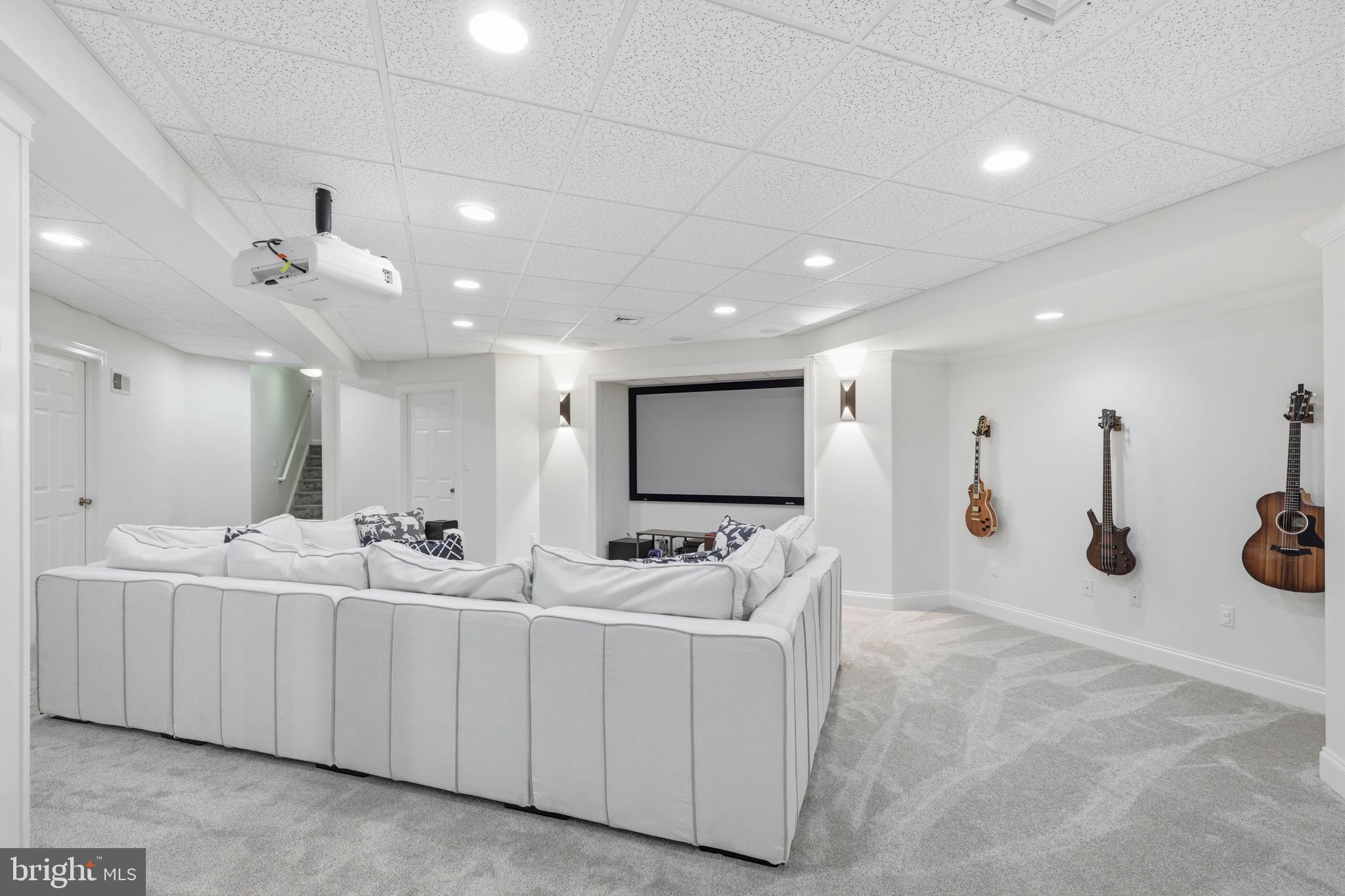 LAUREL POND - Residential