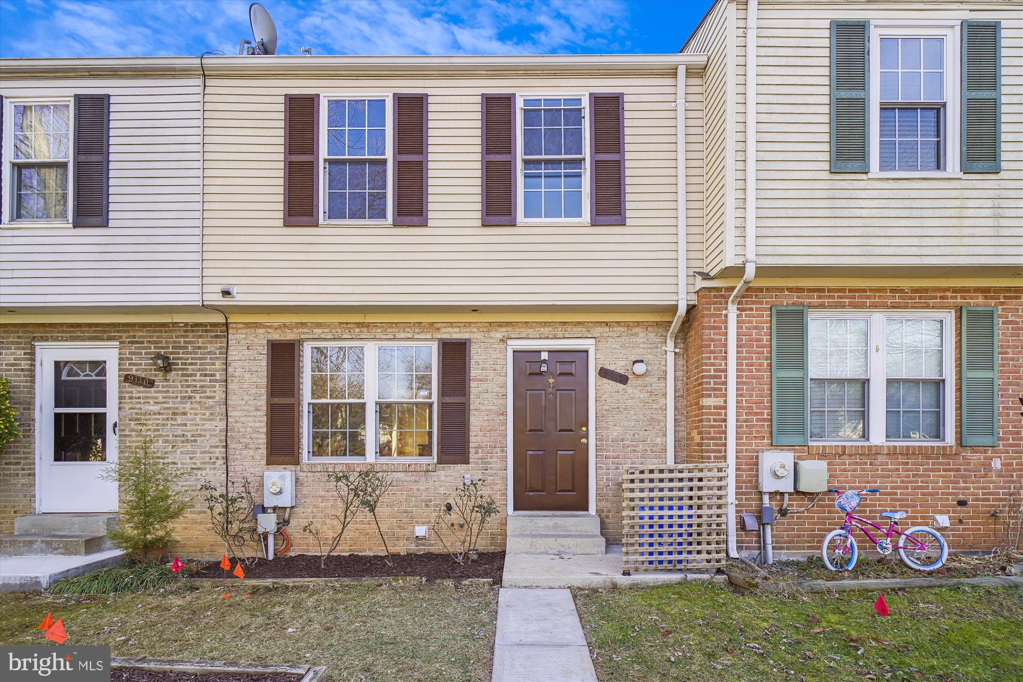 Freshly painted 3 bedroom townhome with new neutral carpet features an updated table-space kitchen and a full walk out basement to a fenced level backyard. Separate laundry room and utility room  with plenty of extra storage. Close to bus-line, shops and parks. Pool/recreation membership is available.