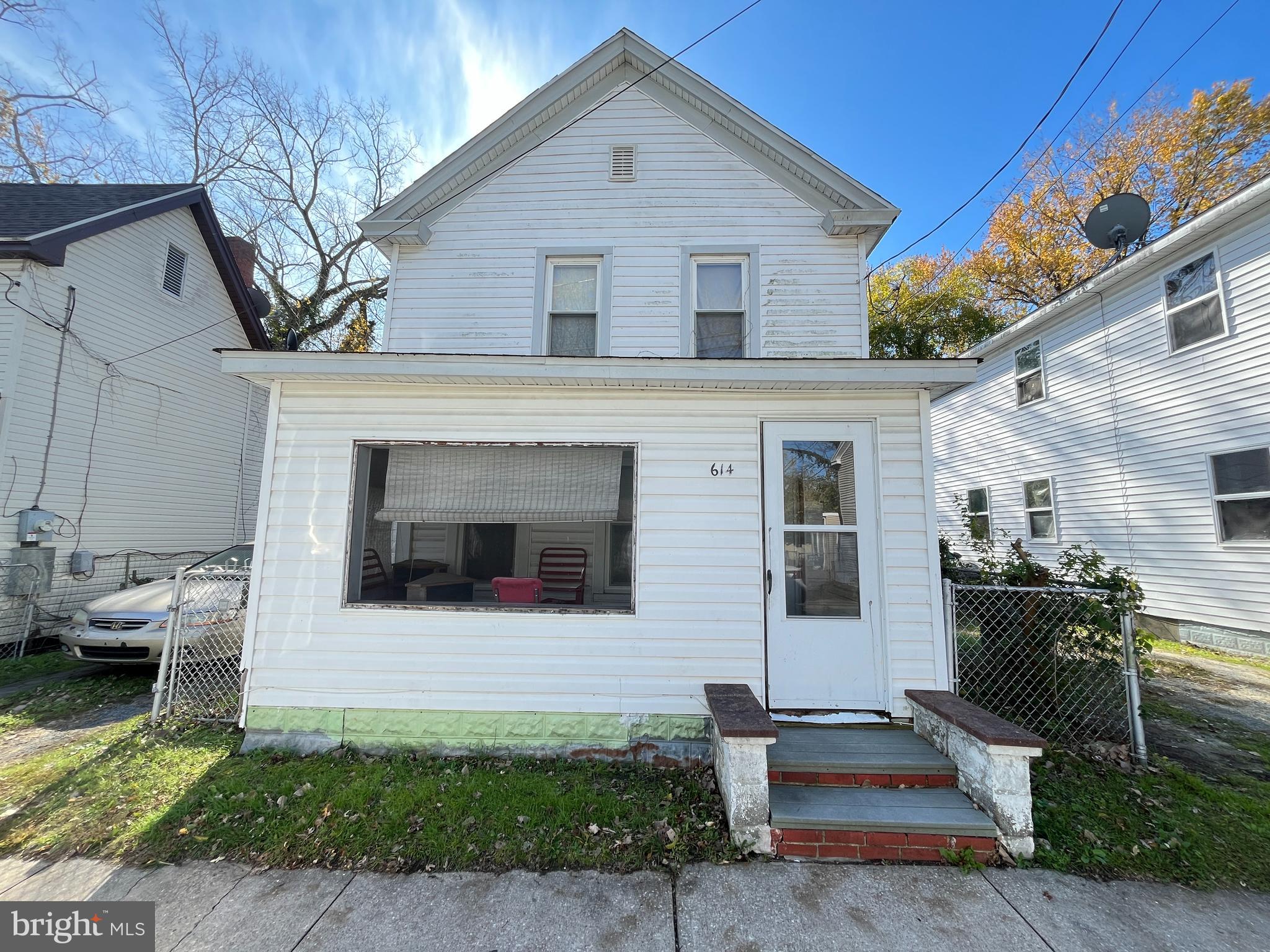 ONLINE AUCTION: This auction takes place on the Ashland Auction Group website bidding platform. Bidding begins 7/15/2026, 10:00 AM. Bidding ends 7/17/2026, 11:40 AM. The list price is the suggested opening bid. Deposit: $5,000.

This two-story detached house is located in Cambridge Historic District within Dorchester County. Residents can enjoy the nearby attractions such as the Generation III Marina, Choptank River Lighthouse, and Cambridge Yacht Club. The property is vacant. Conveniently located in Cambridge with easy access to major commuter routes, local amenities, and nearby destinations, this property offers a desirable location for comfortable living.