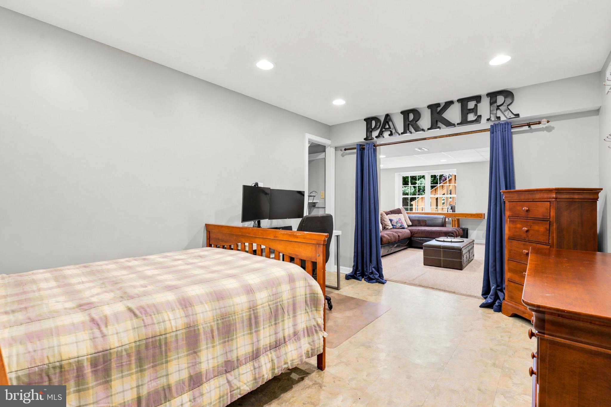 OLDE LANTERN WAY - Residential