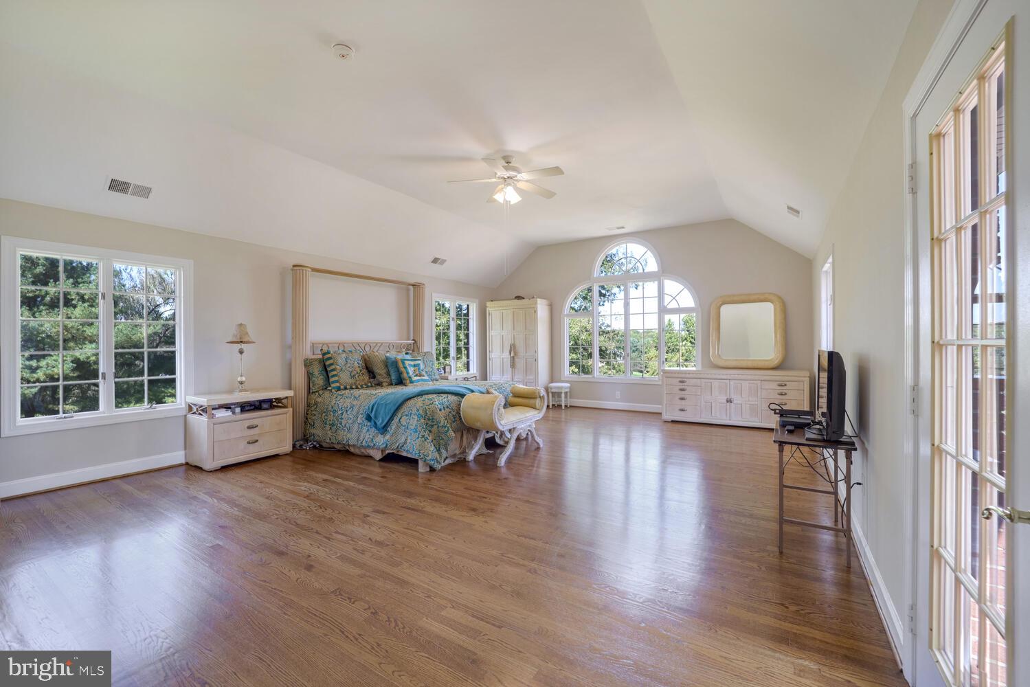 TWELVE HILLS - Residential