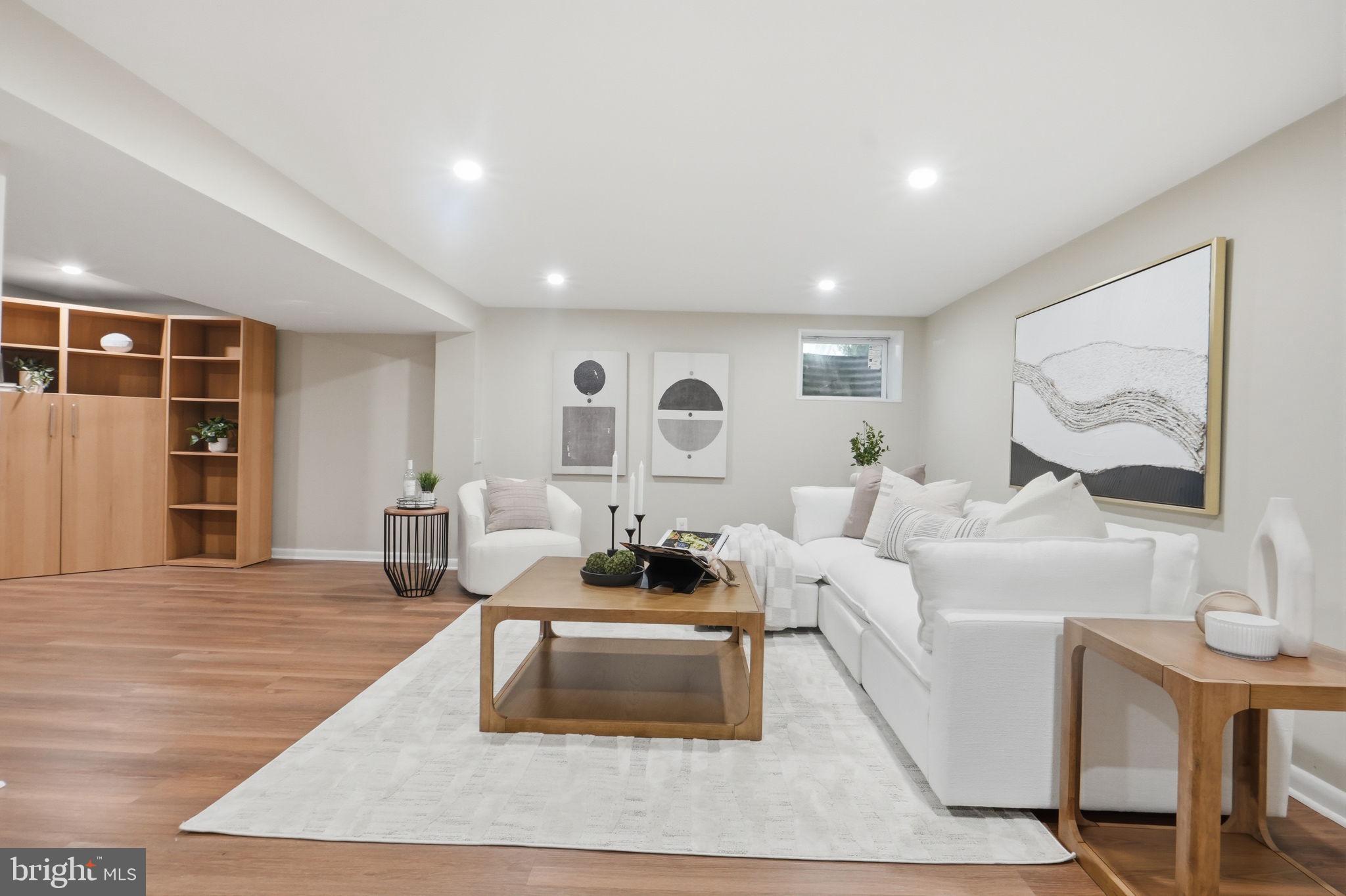 MONTGOMERY SQUARE - Residential