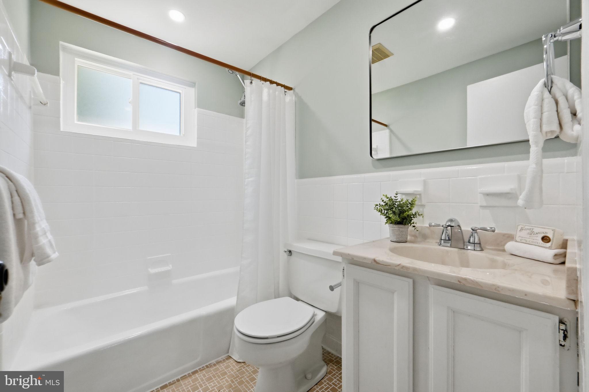 MONTGOMERY SQUARE - Residential