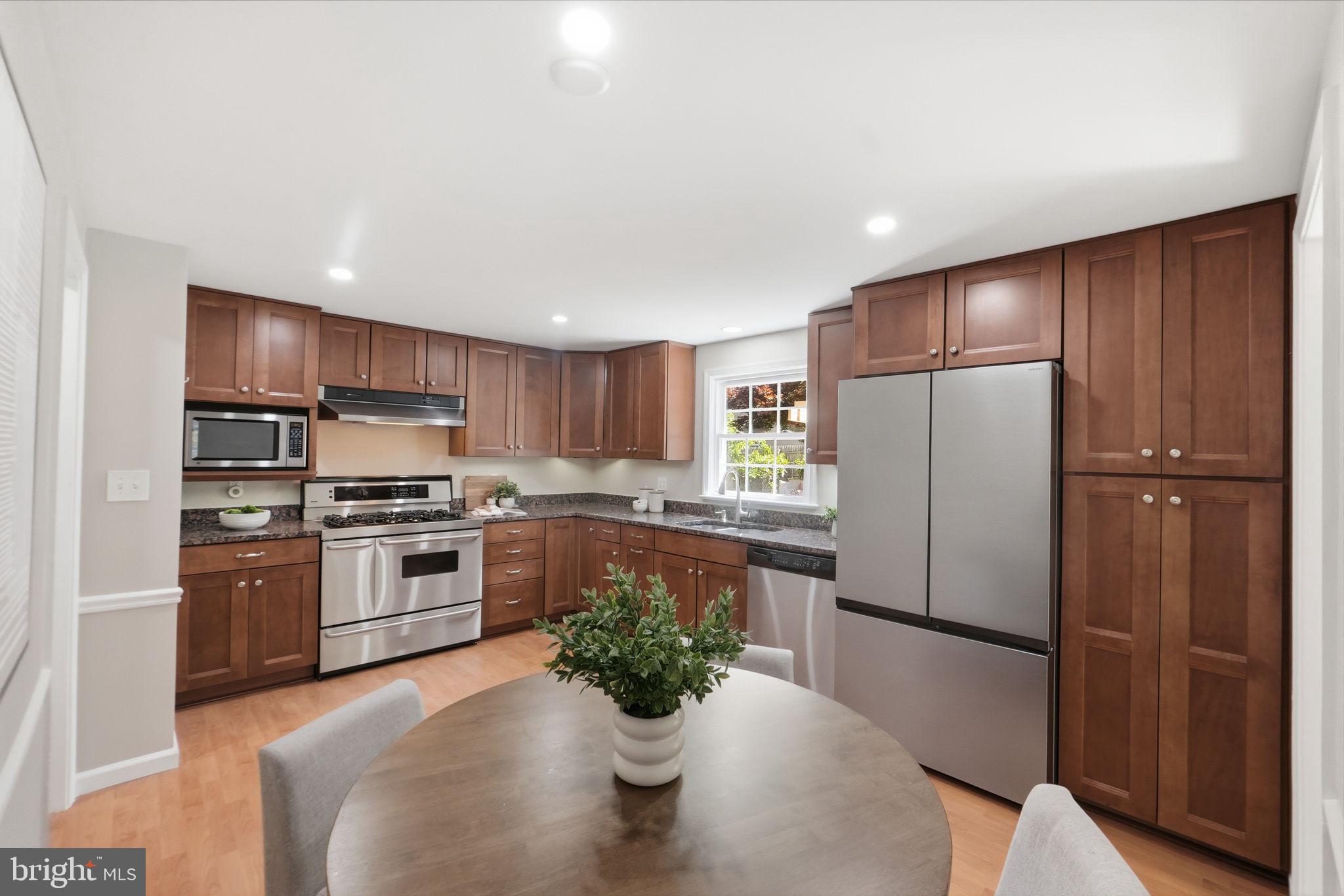 MONTGOMERY SQUARE - Residential