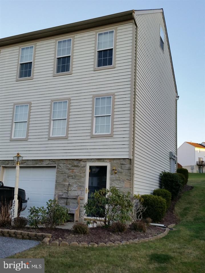 Nice end unit town home in Hearthridge, convenient to all major routes. 3 bedroom, 1 1/2 baths. 1st floor laundry. Oversize 1 car garage. Easy and relaxing living, A Must See!!