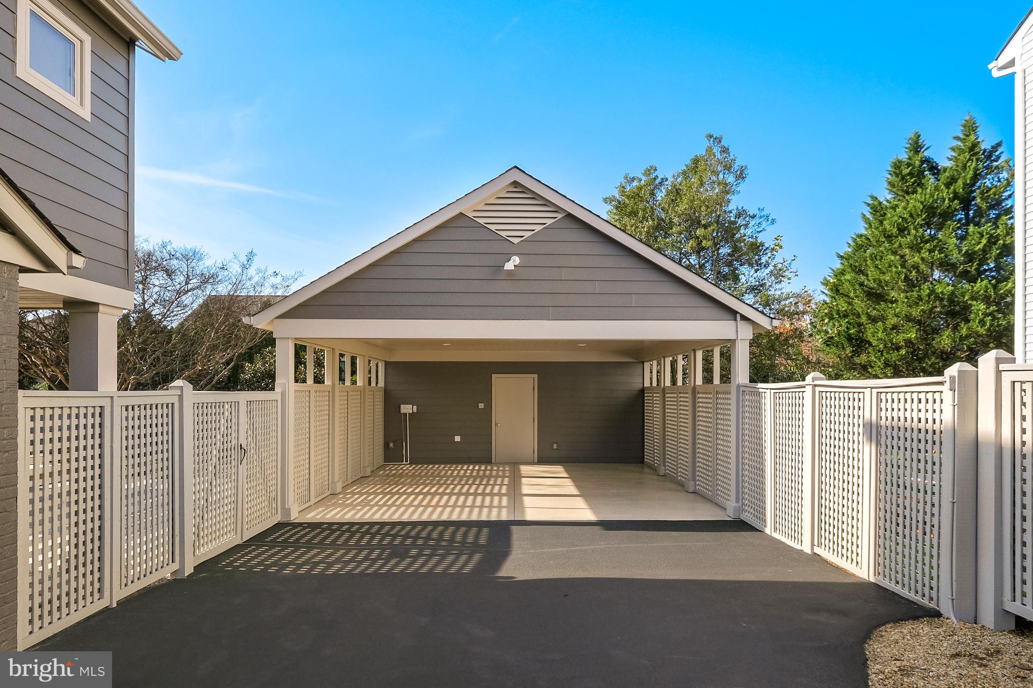 COUNTRY CLUB MANOR - Residential