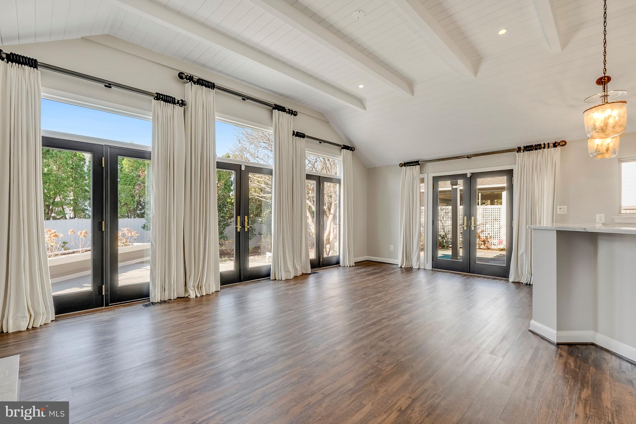 COUNTRY CLUB MANOR - Residential