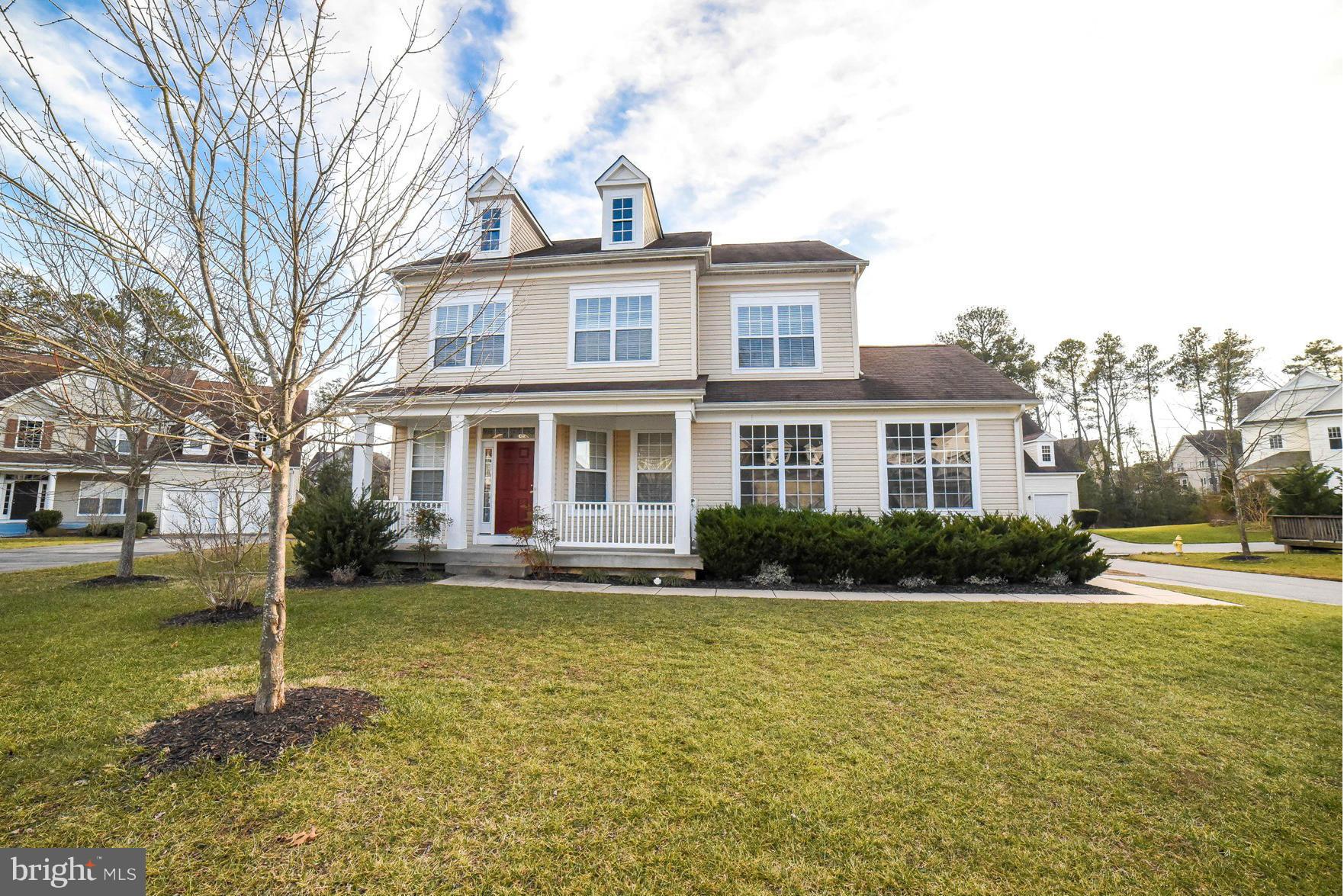 Delightful contemporary colonial w/easy-living open floor plan, fresh paint & new carpet thruout! KT w/hdwd & granite, eating area bumpout; FR w/gas FP. 9' ceilings on both levels for roomy, spacious feel! Flex rm can be DR/office. Nice MBR has bath w/sep tub, shower, big WIC. 2nd & 3rd BRs good-sized w/WICs too. Unfin bsmt w/R-I, deck, 2-car gar, on cul-de-sac. Wildewood has pools, tot lot, more!