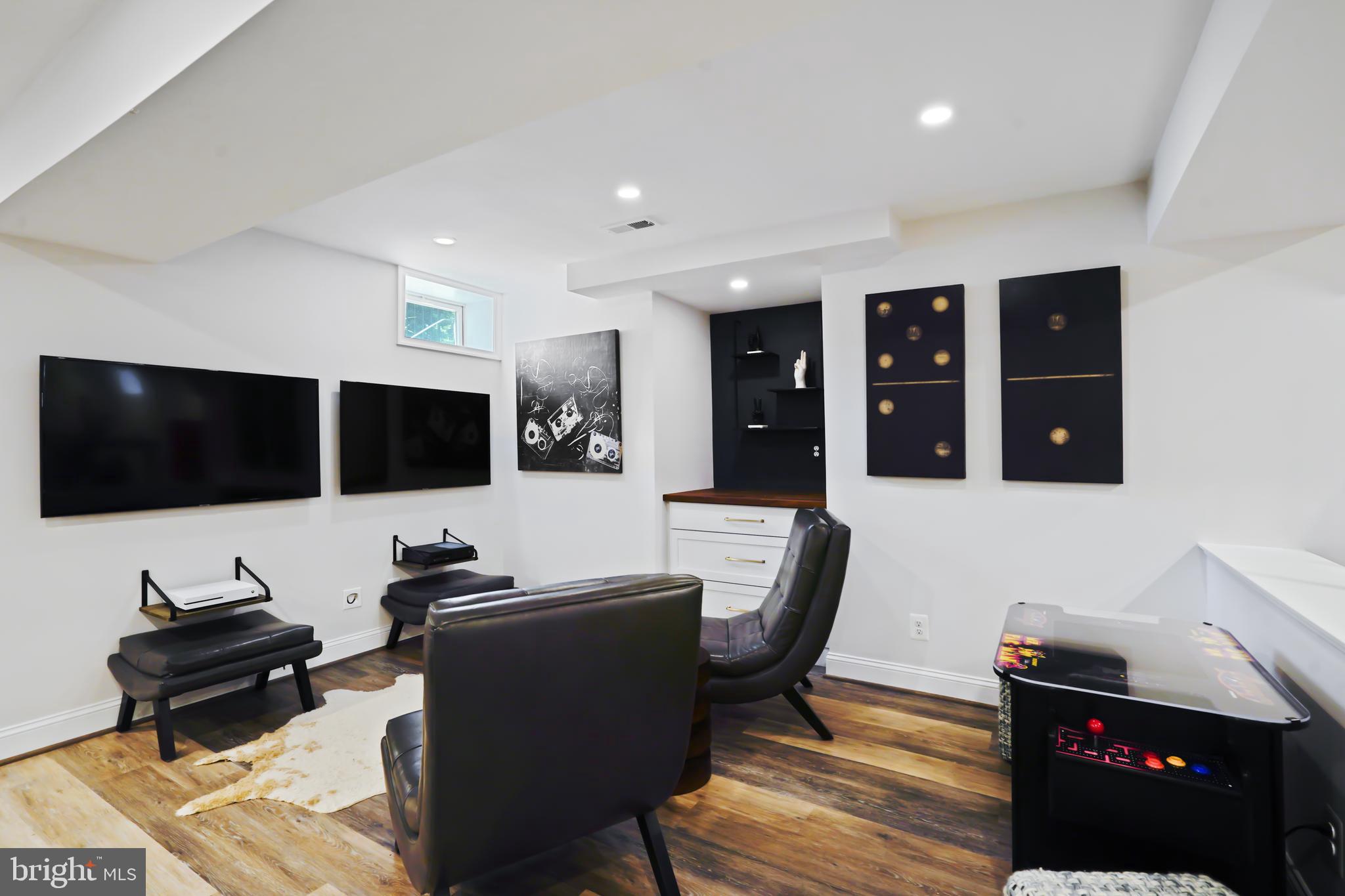 OAKTON CHASE - Residential