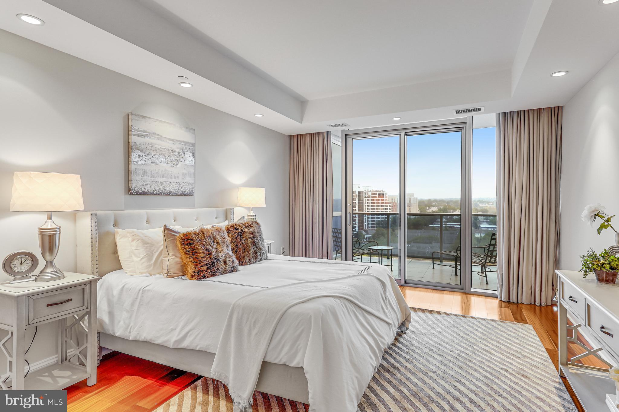 TURNBERRY TOWER - Residential