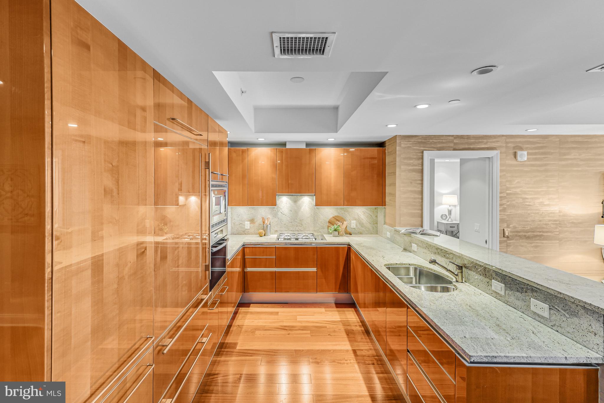 TURNBERRY TOWER - Residential