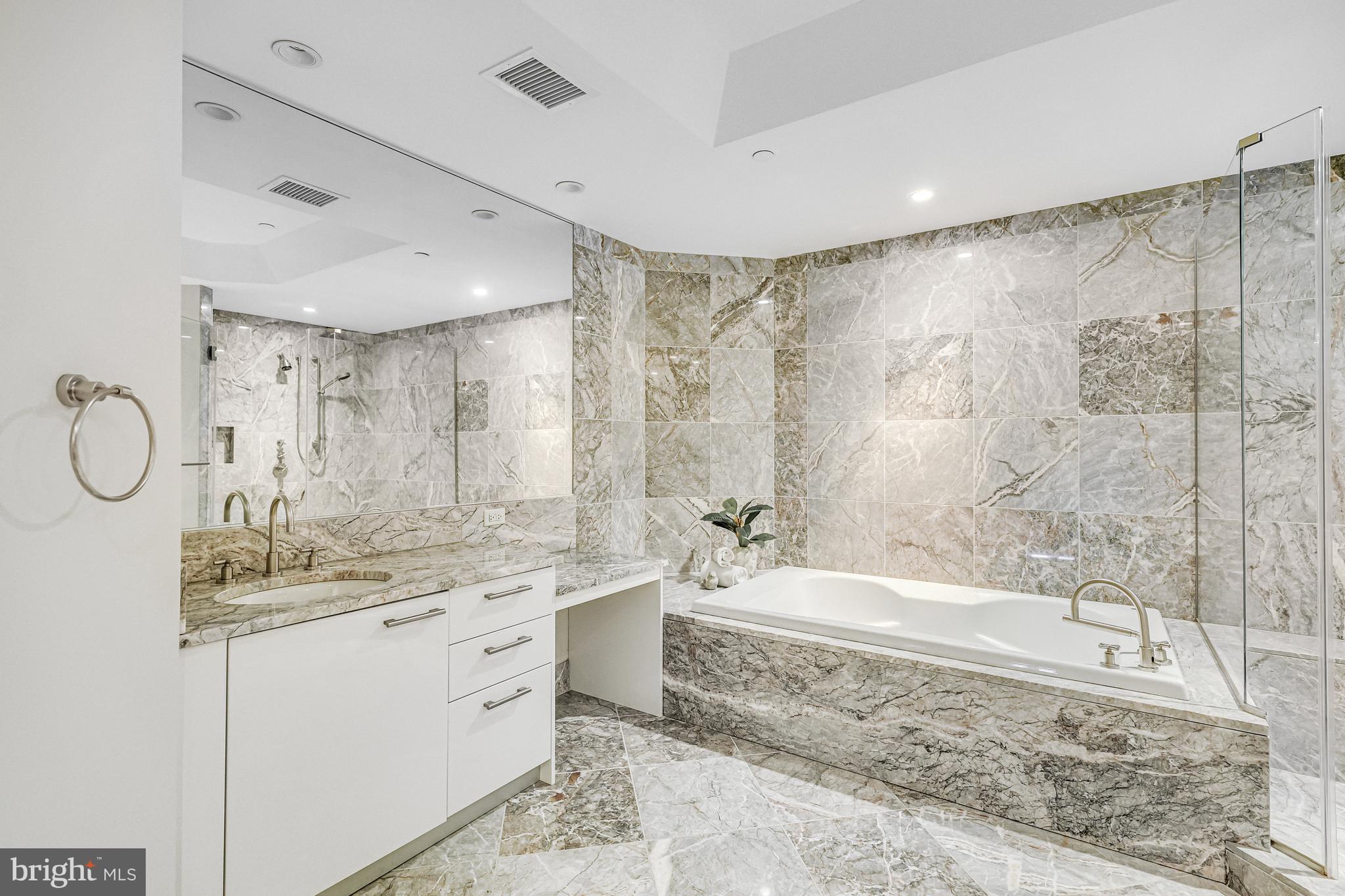 TURNBERRY TOWER - Residential