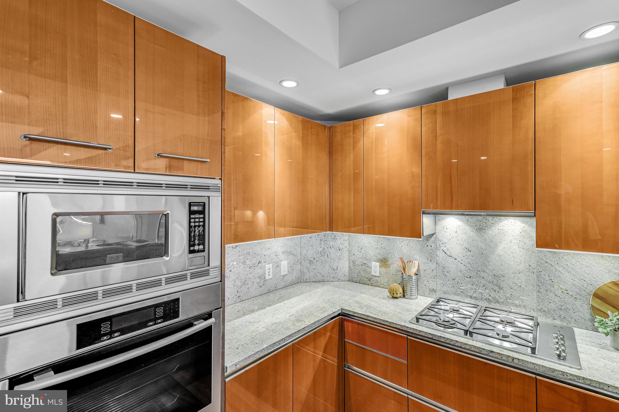TURNBERRY TOWER - Residential