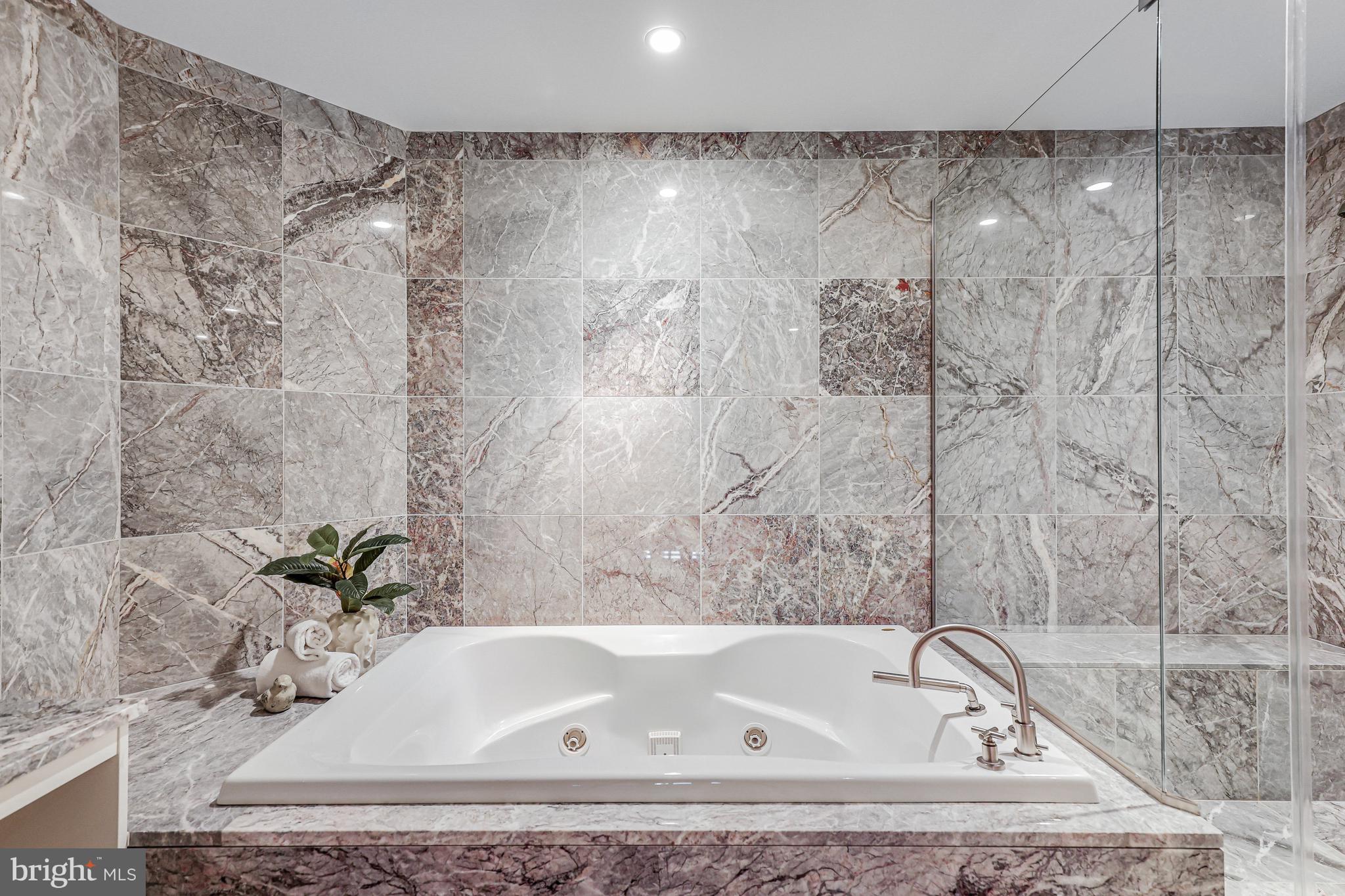 TURNBERRY TOWER - Residential