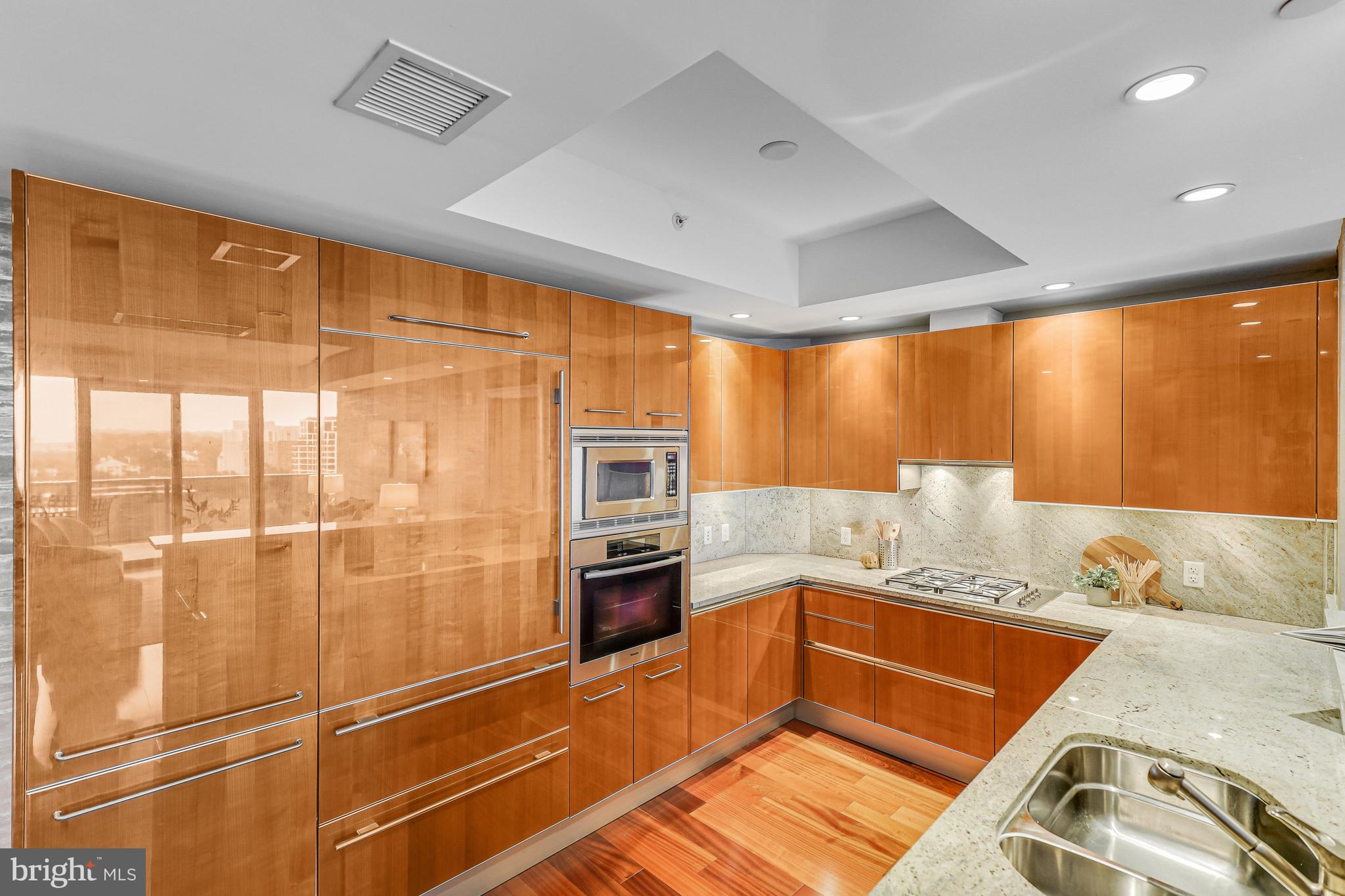 TURNBERRY TOWER - Residential