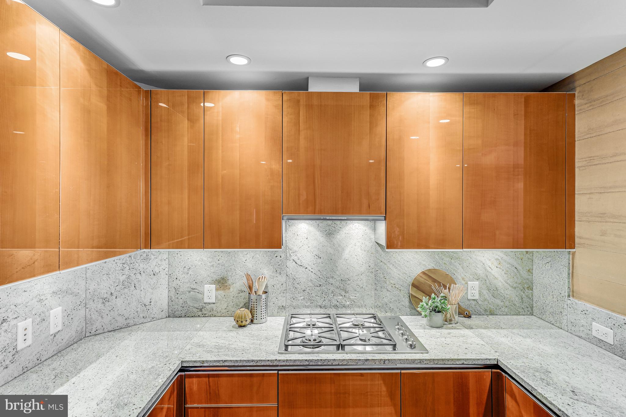 TURNBERRY TOWER - Residential