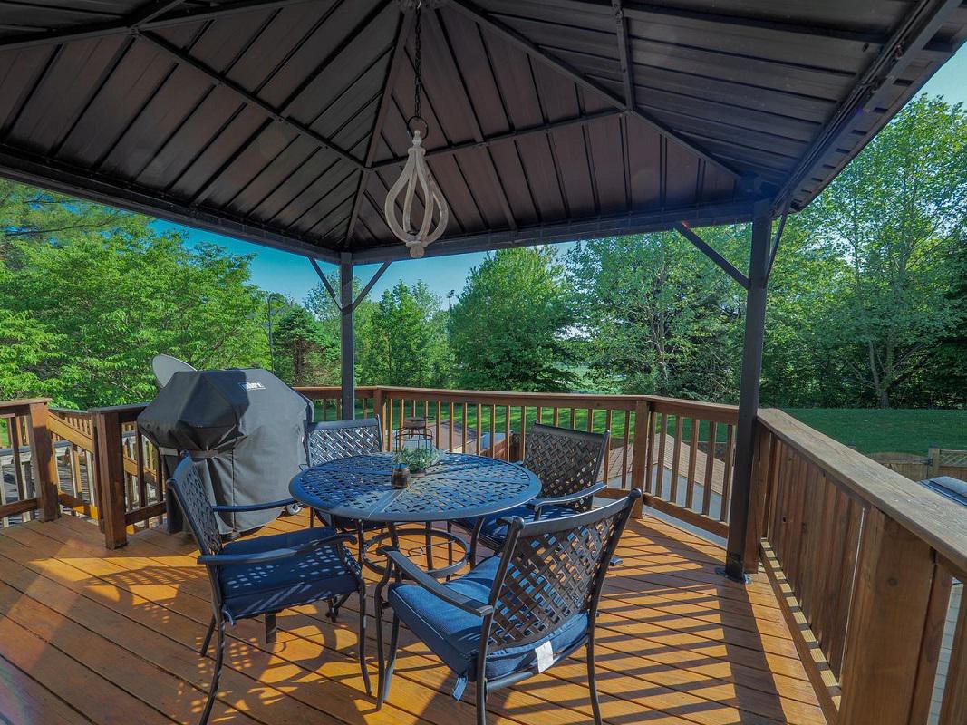 VILLAGE AT THOMAS RUN - Residential