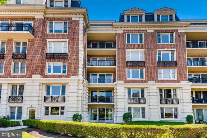 THE RITZ-CARLTON RESIDENCES - Residential Lease